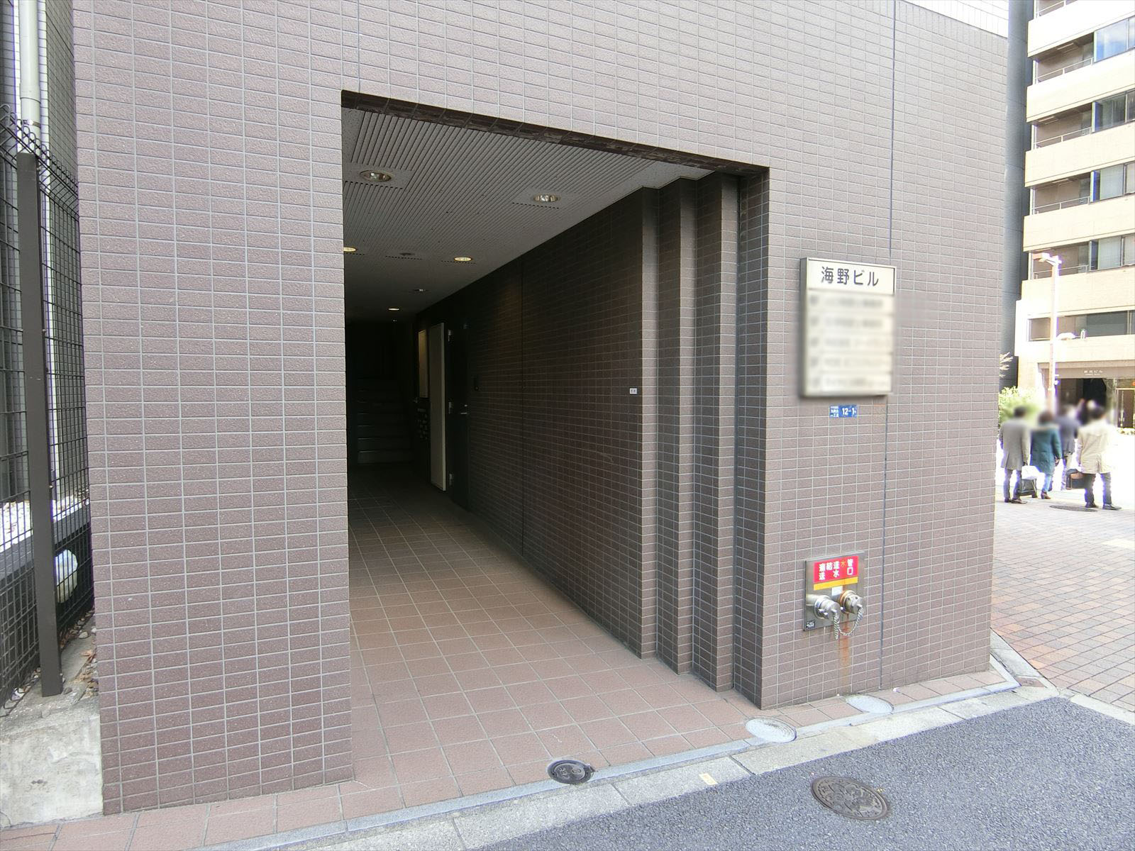 オフィスビル出入り口