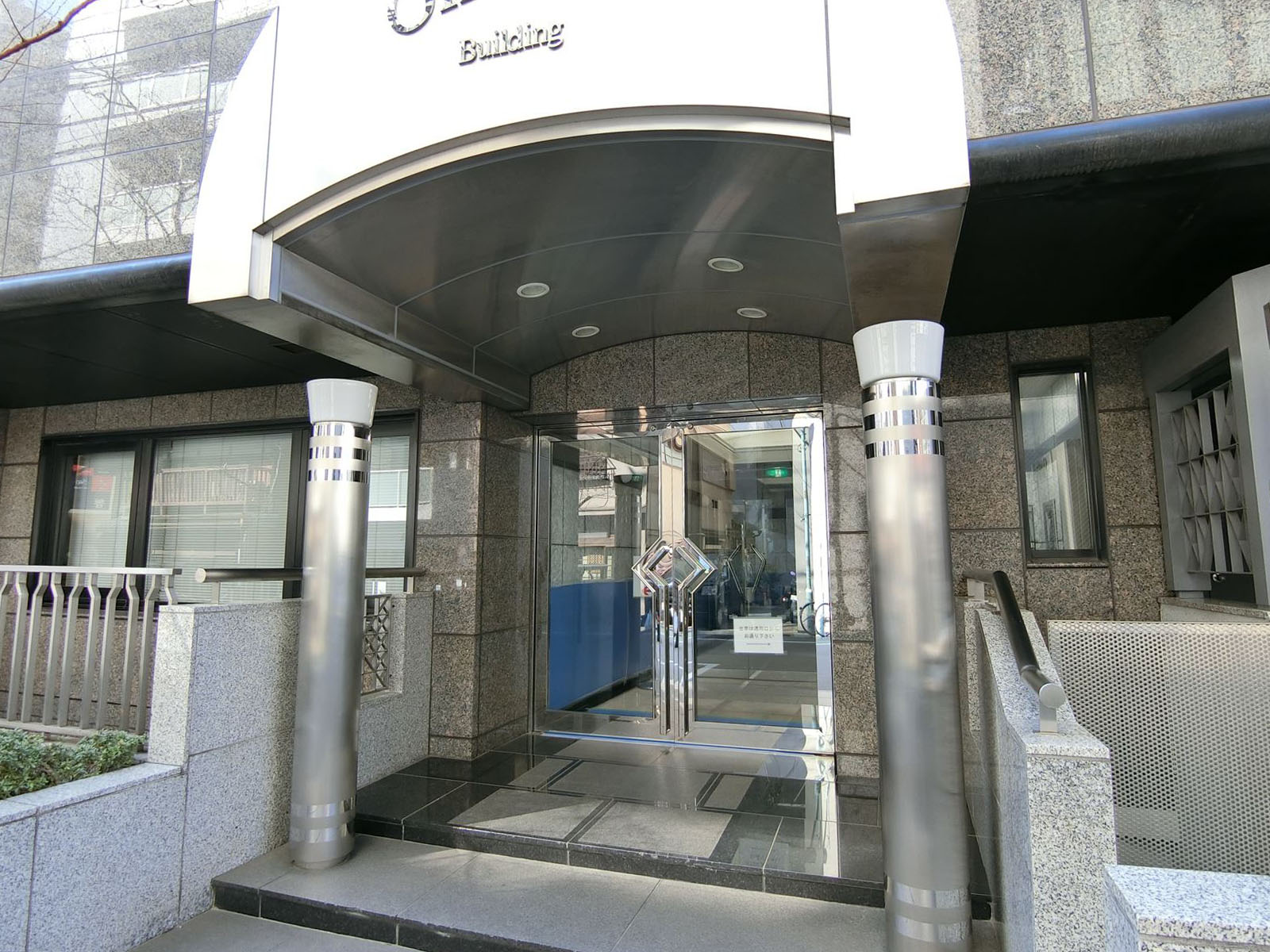 オフィスビル出入り口