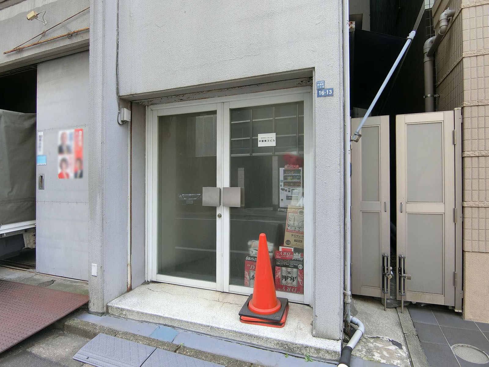 オフィスビル出入り口