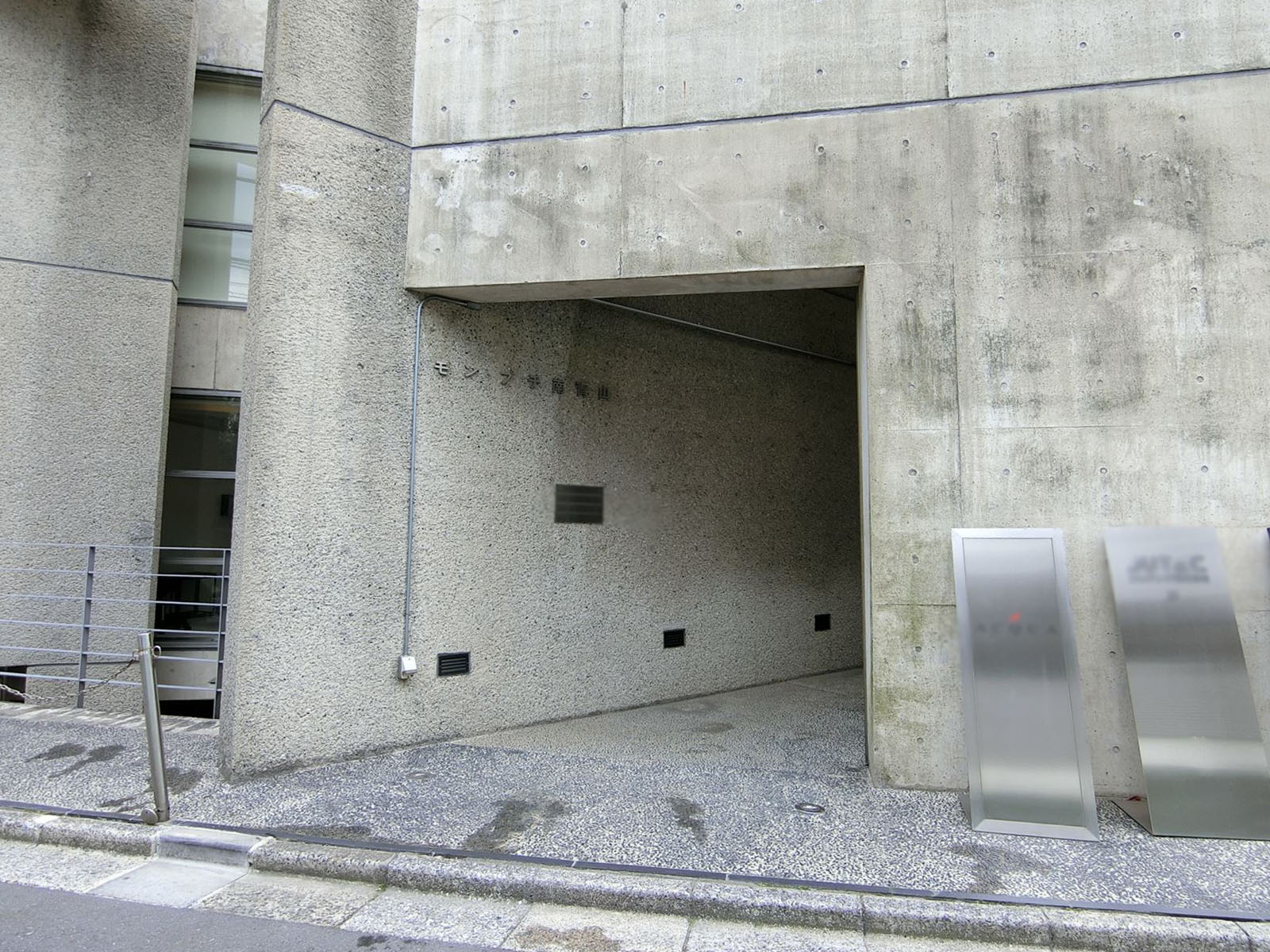 オフィスビル出入り口