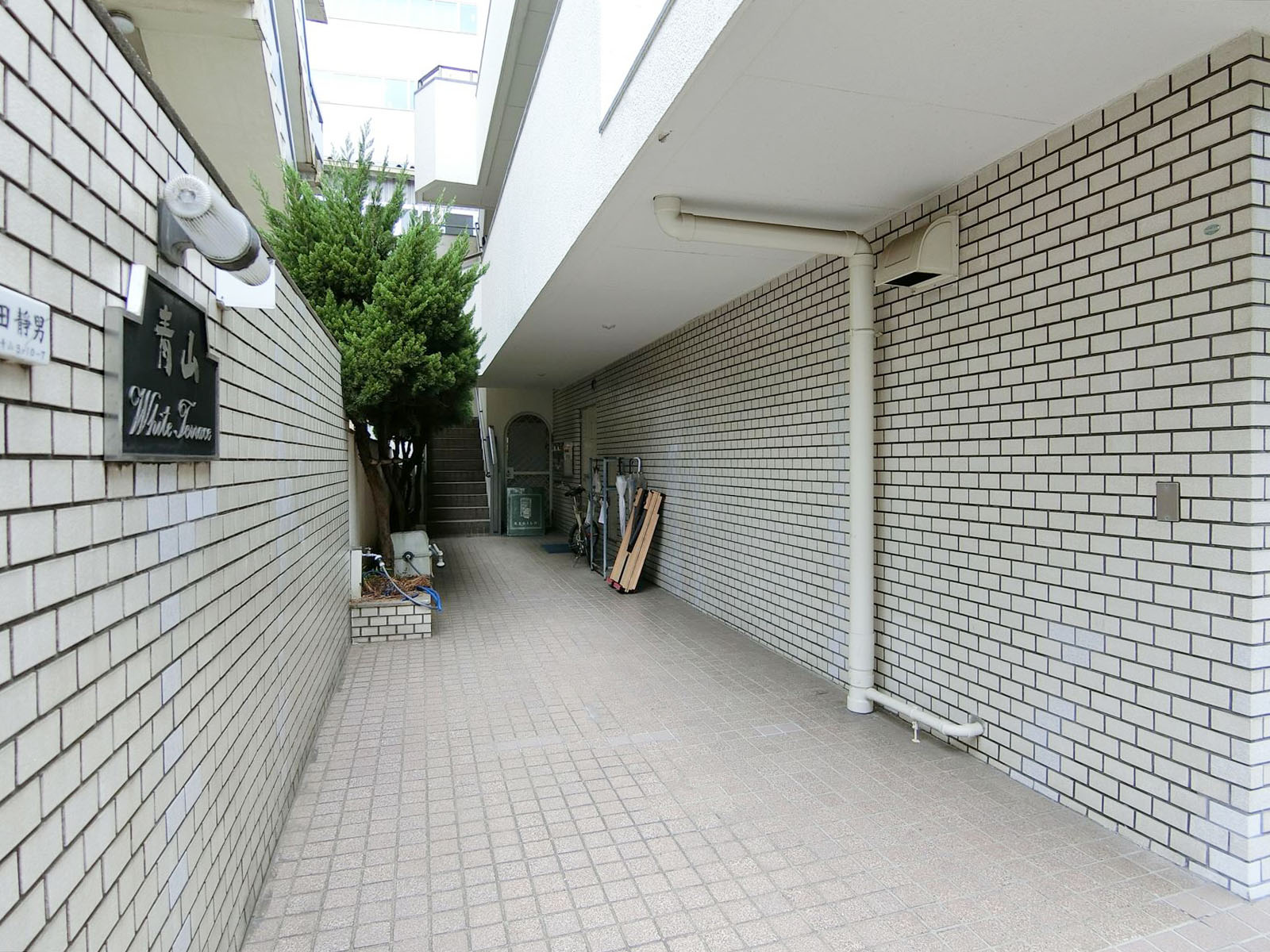 オフィスビル出入り口