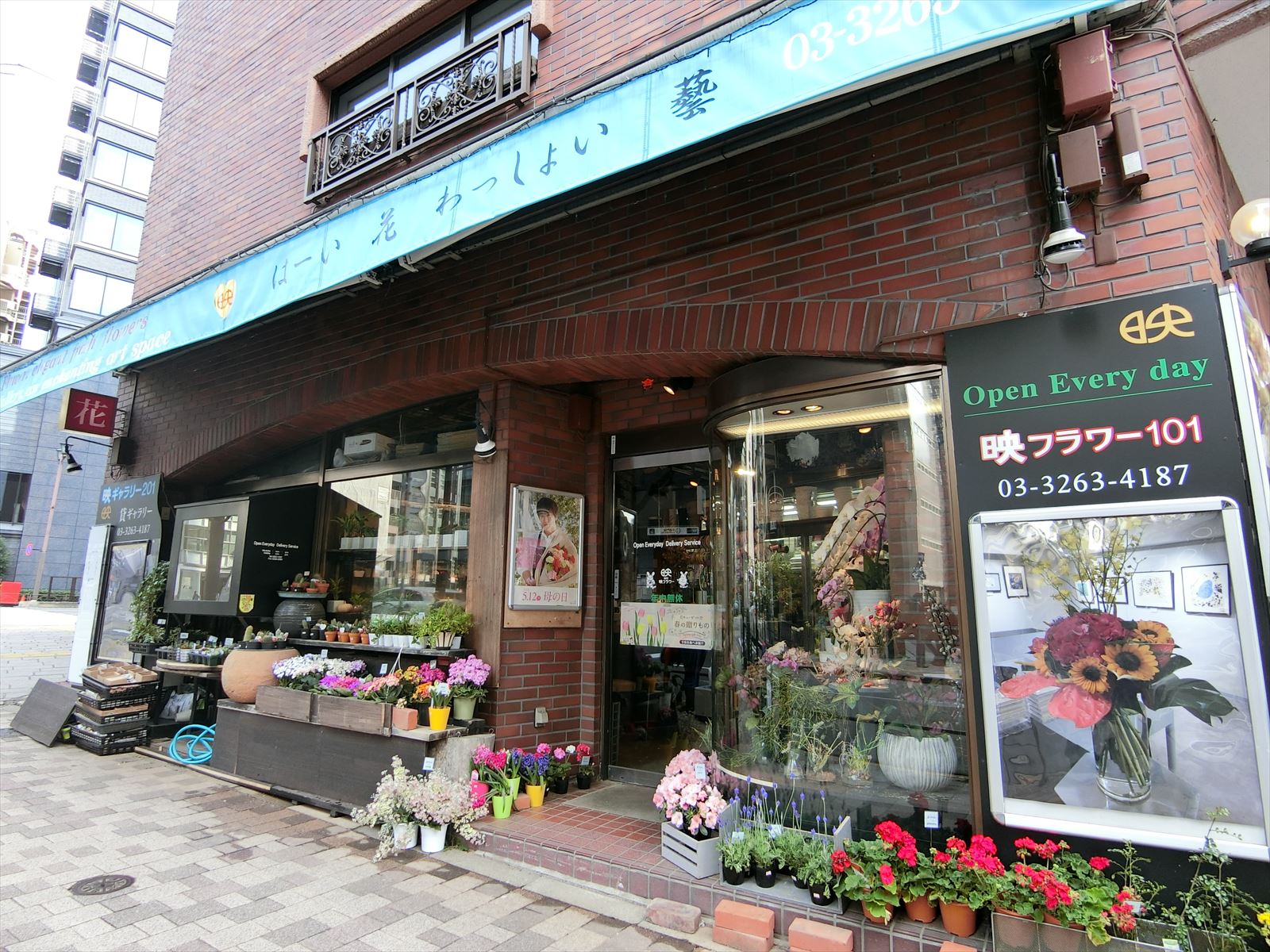 1階のフラワーショップ