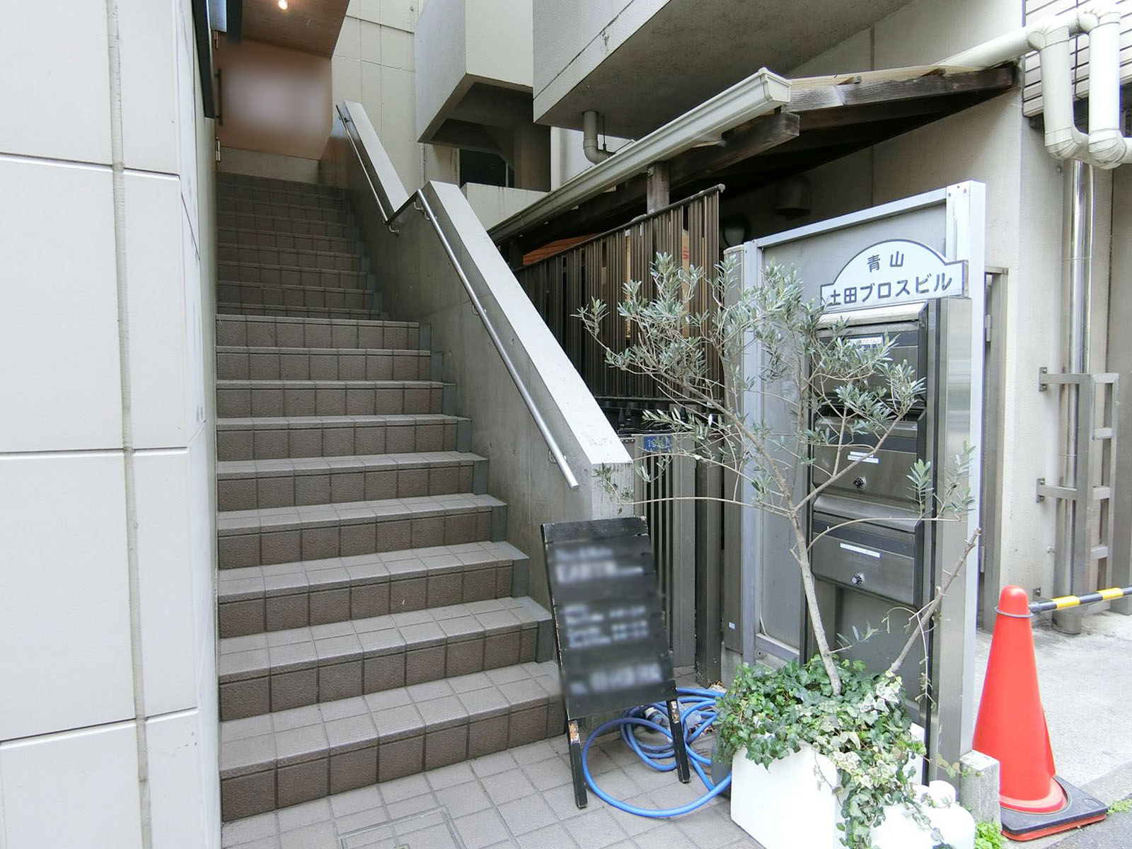 オフィスビル出入り口