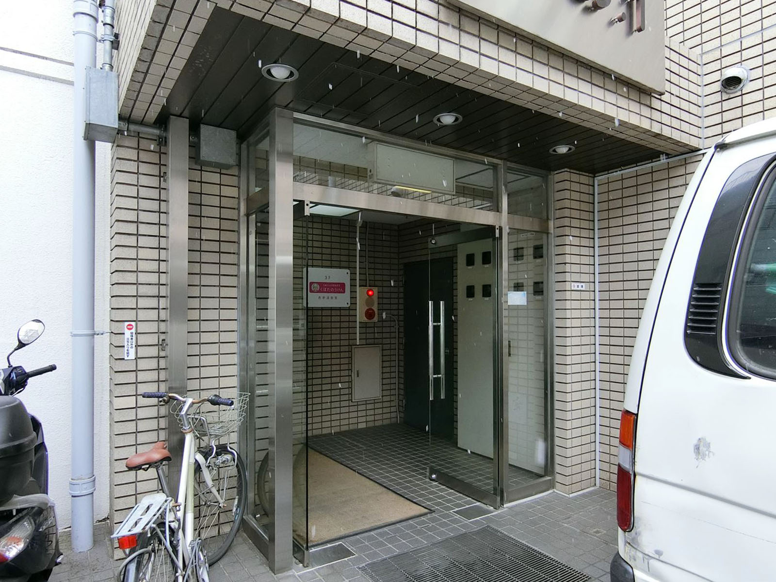 オフィスビル出入り口
