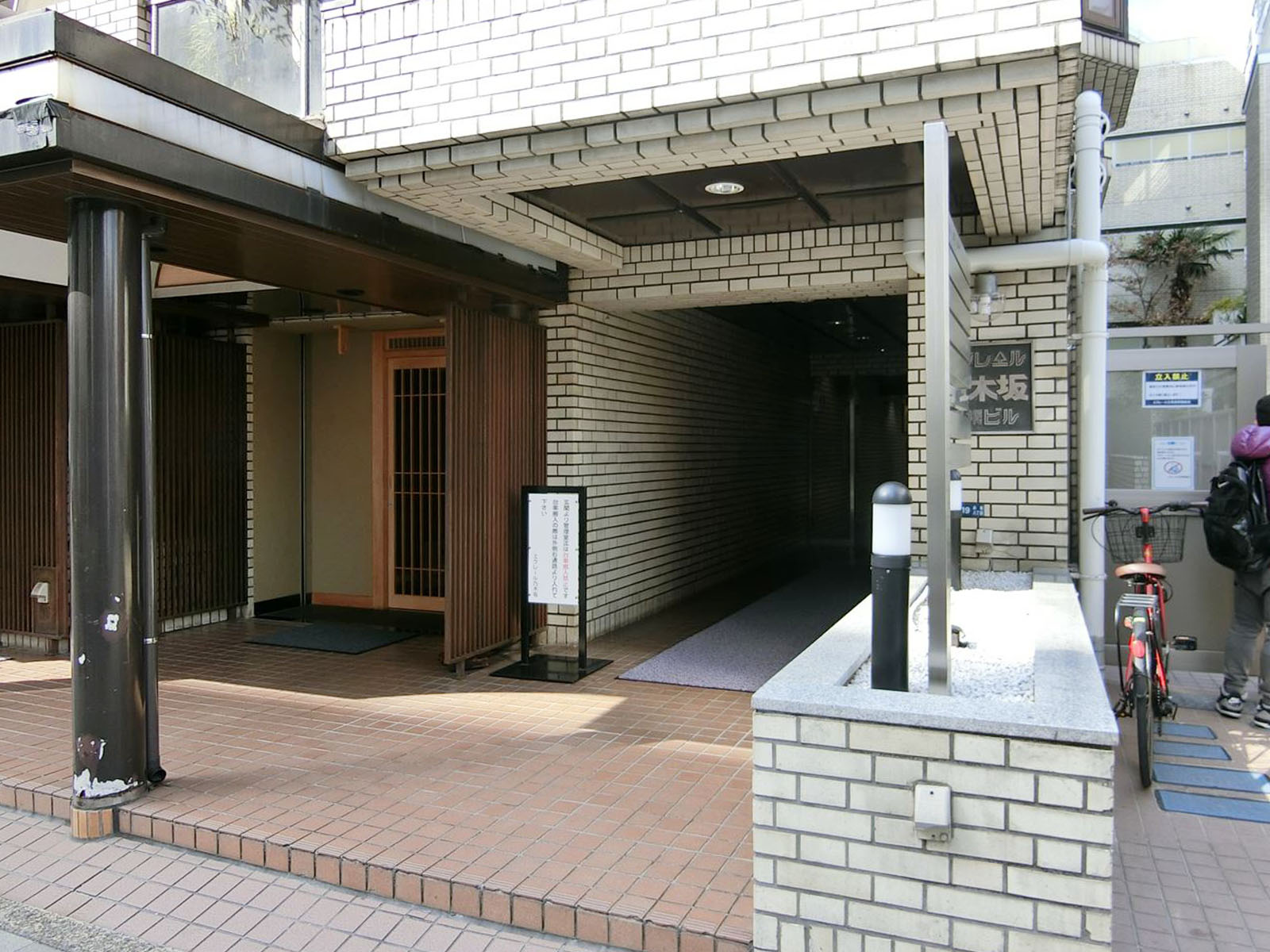 オフィスビル出入り口