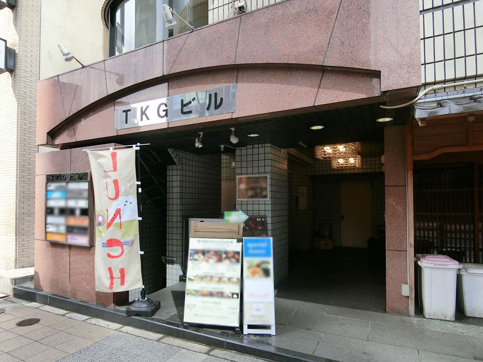 オフィスビル出入り口