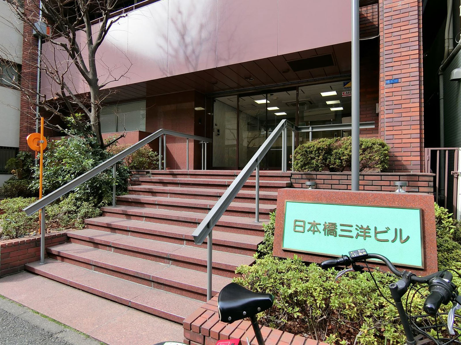 オフィスビル出入り口