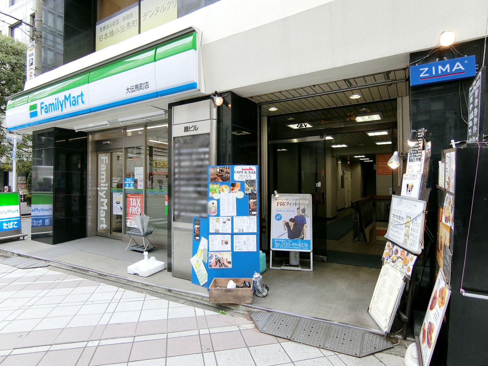 オフィスビル出入り口