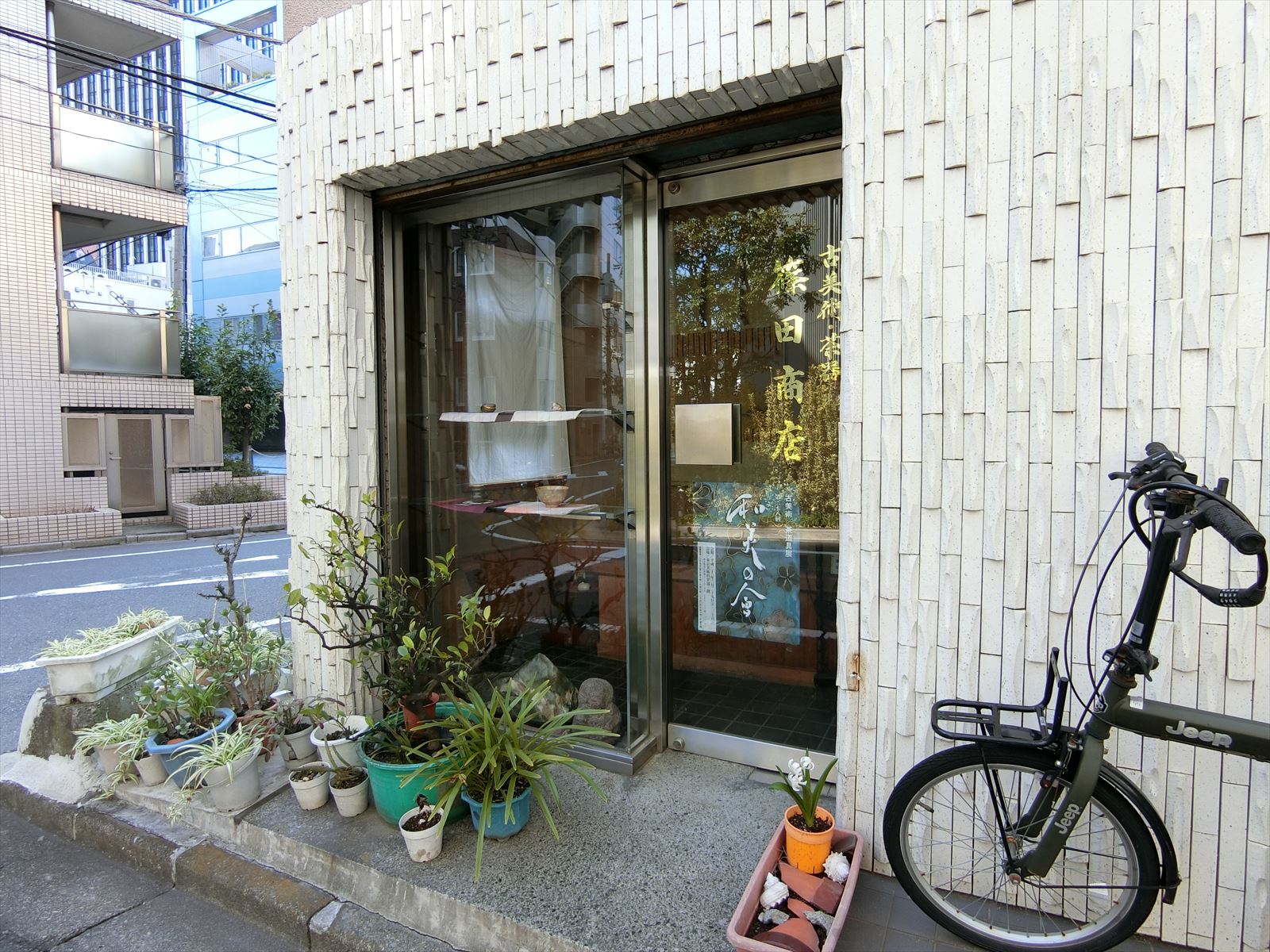 オフィスビル出入口