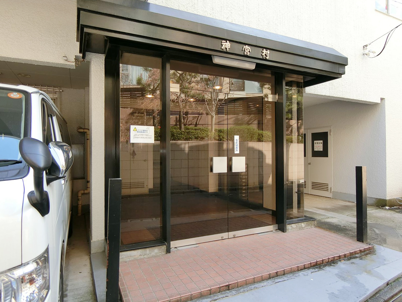オフィスビル出入り口