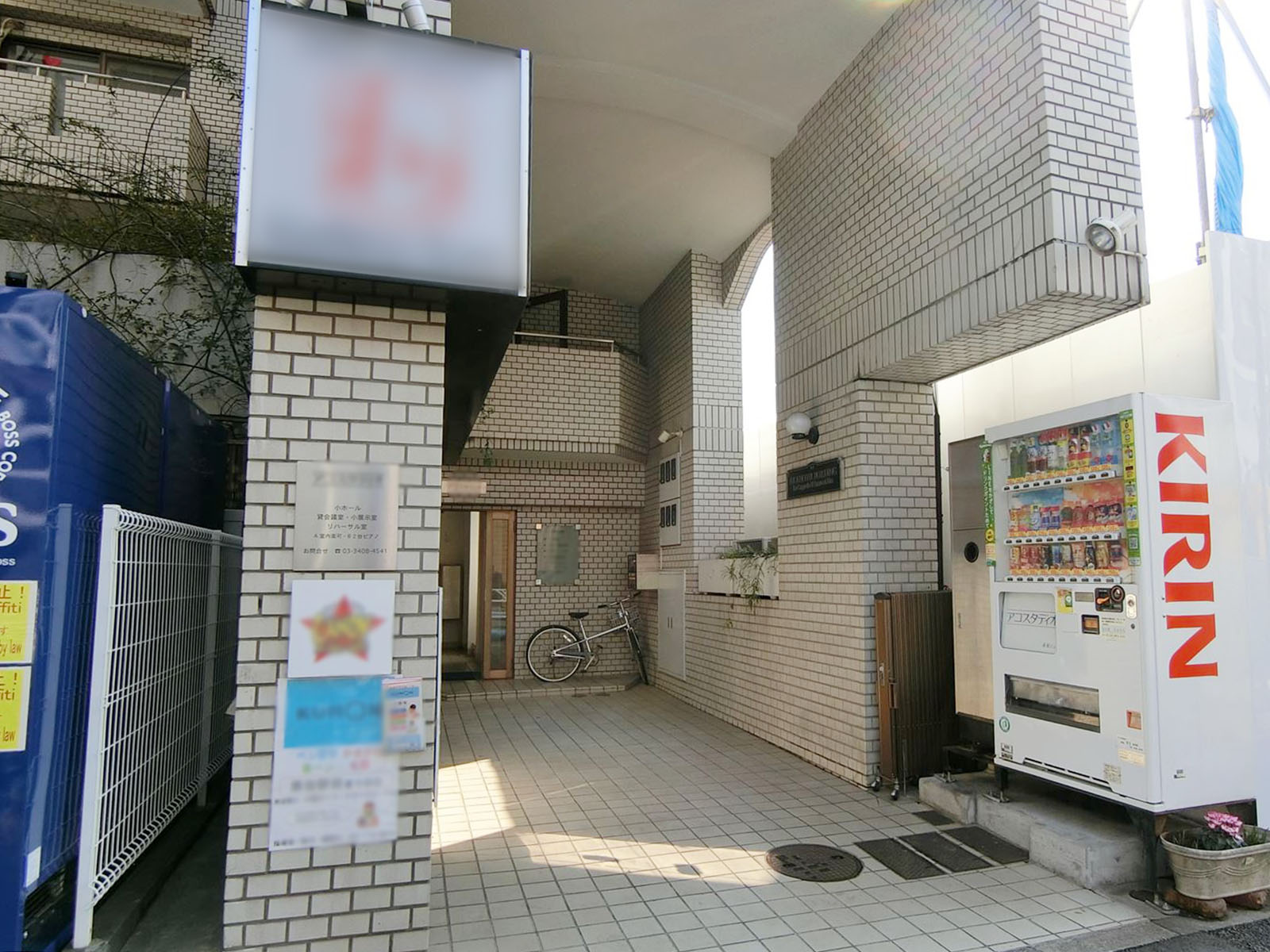オフィスビル出入り口