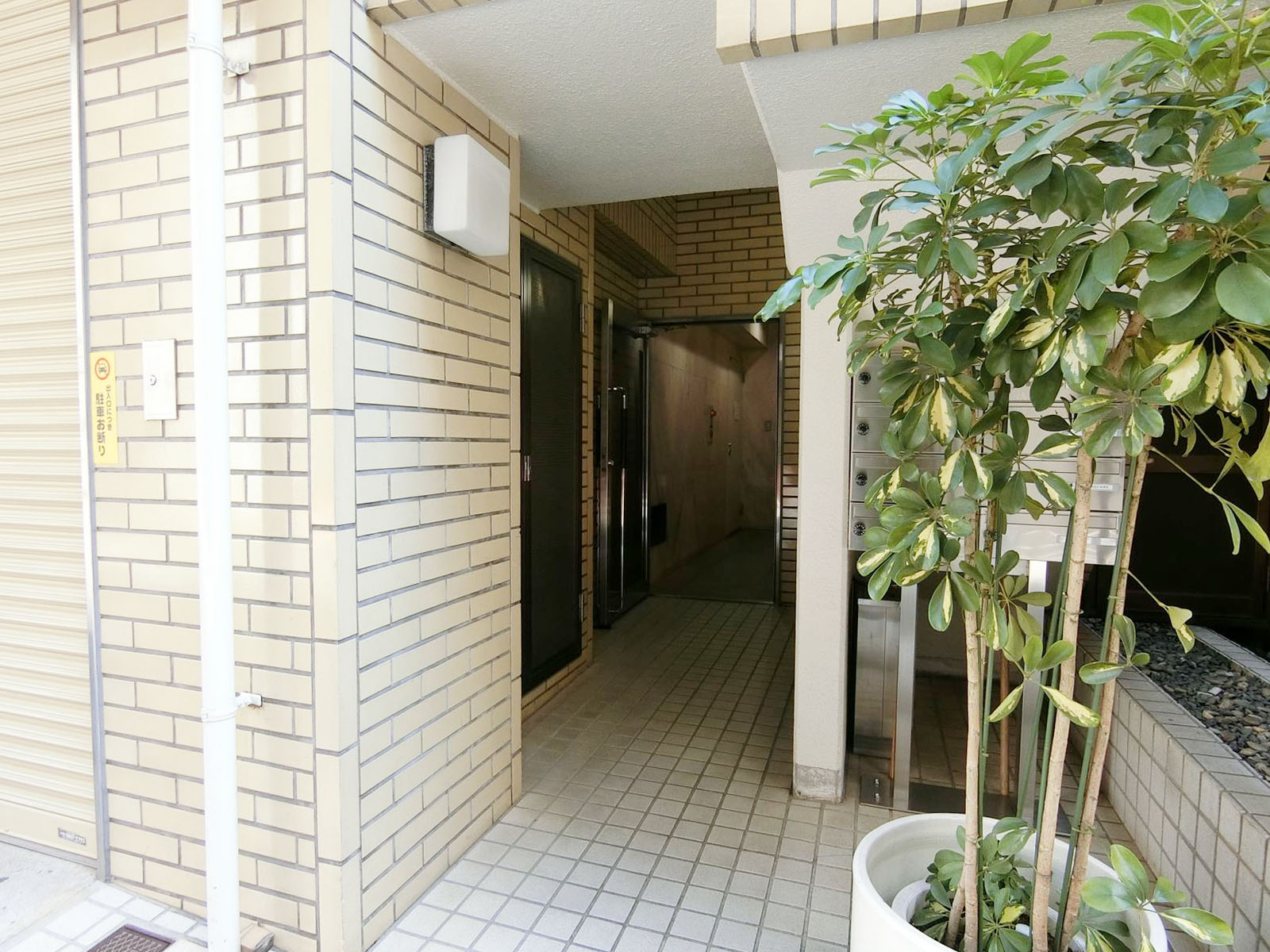 オフィスビル出入口