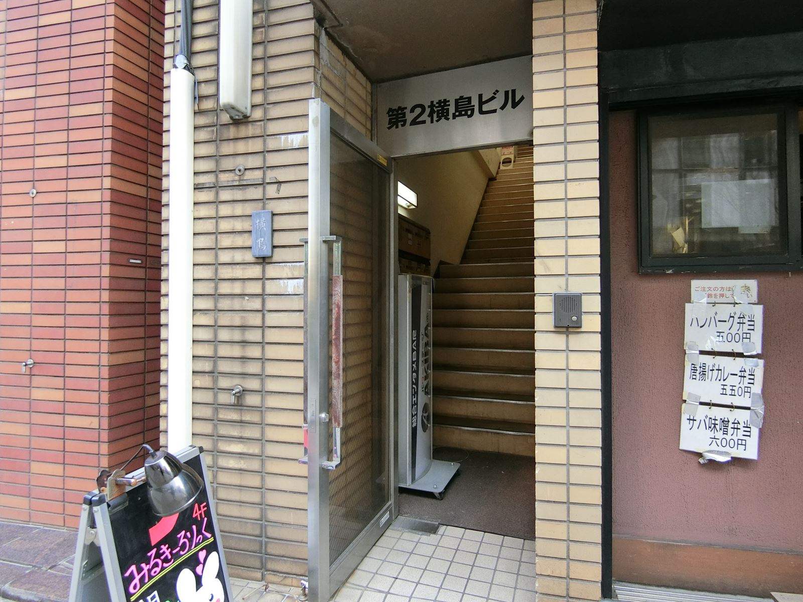 オフィスビル出入口