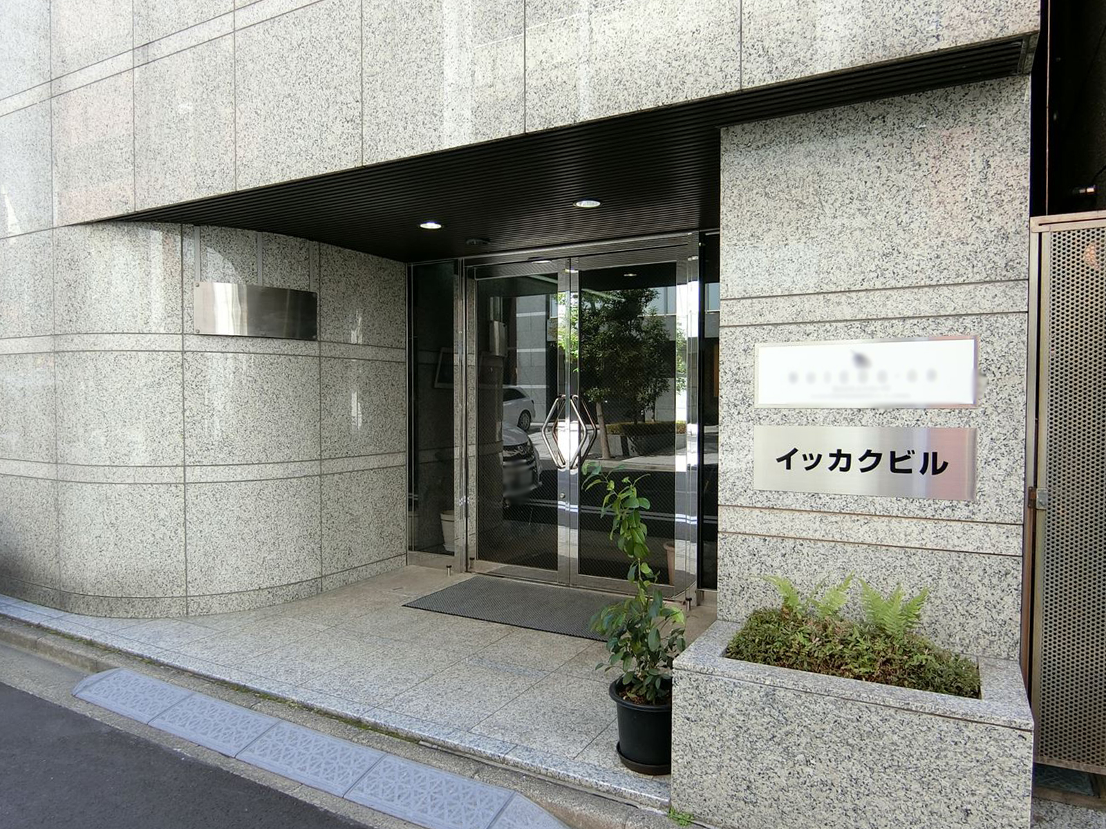 オフィスビル出入り口