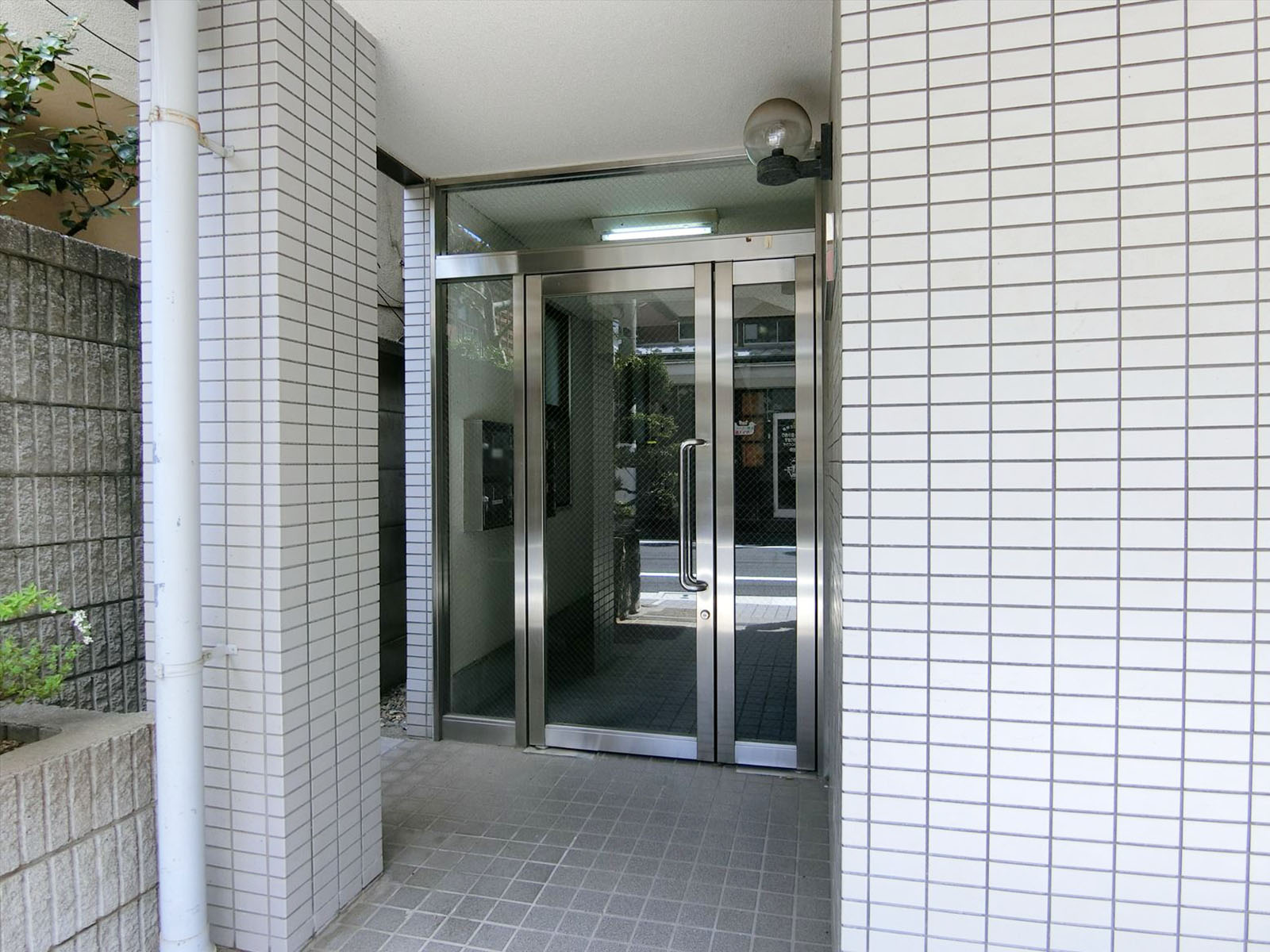 オフィスビル出入り口