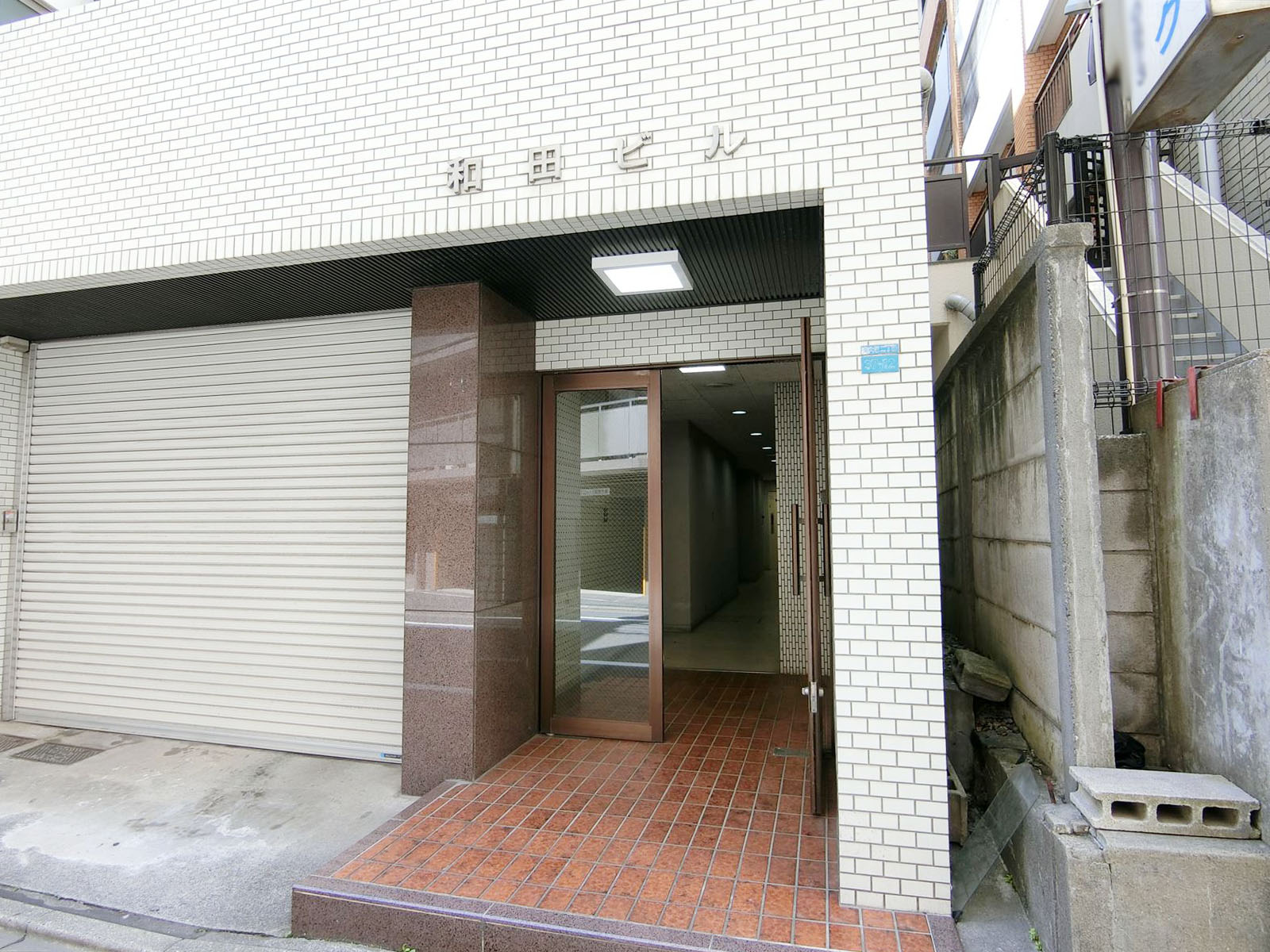 オフィスビル出入り口