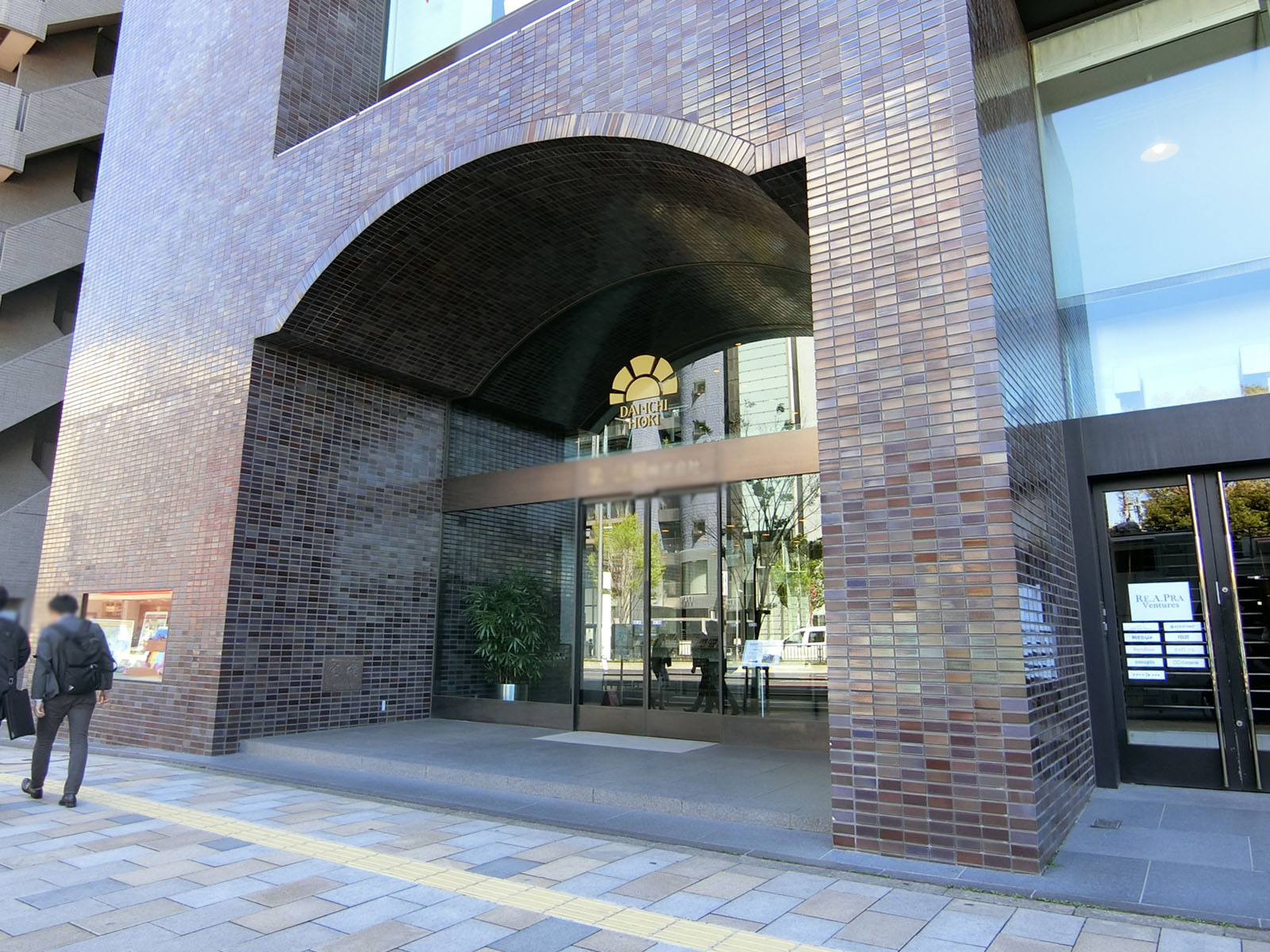 オフィスビル出入り口