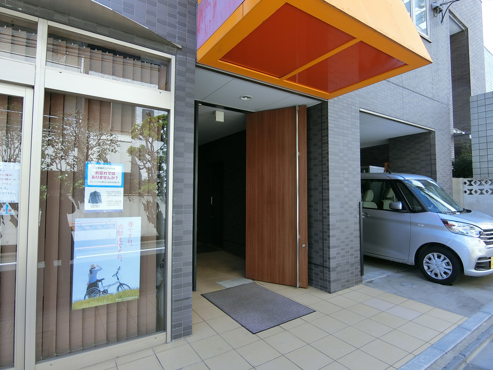 オフィスビル出入り口