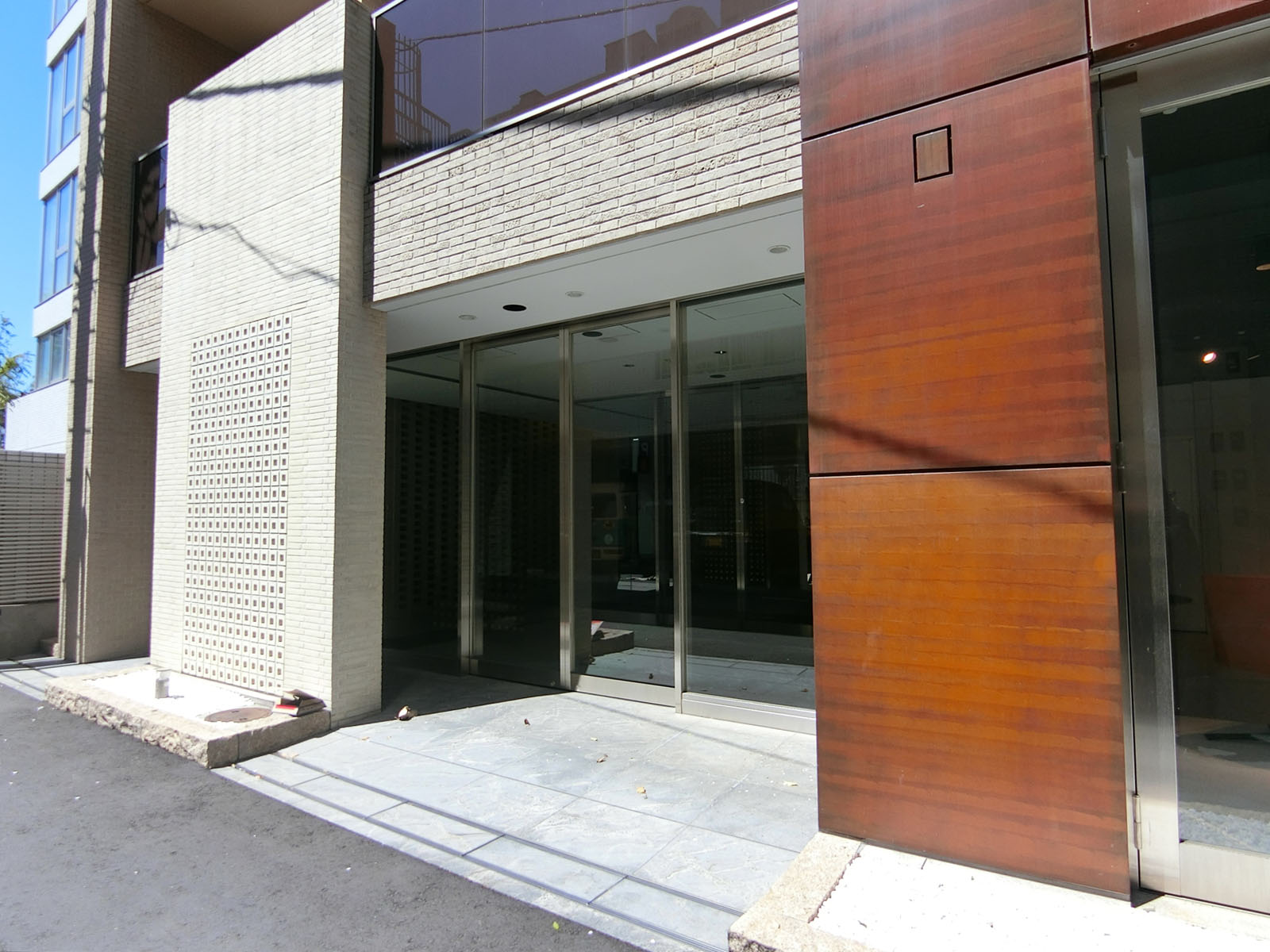 オフィスビル出入り口