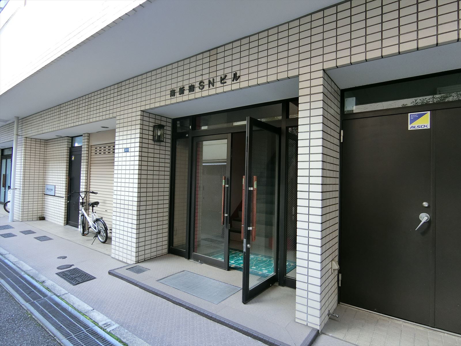 オフィスビル出入り口