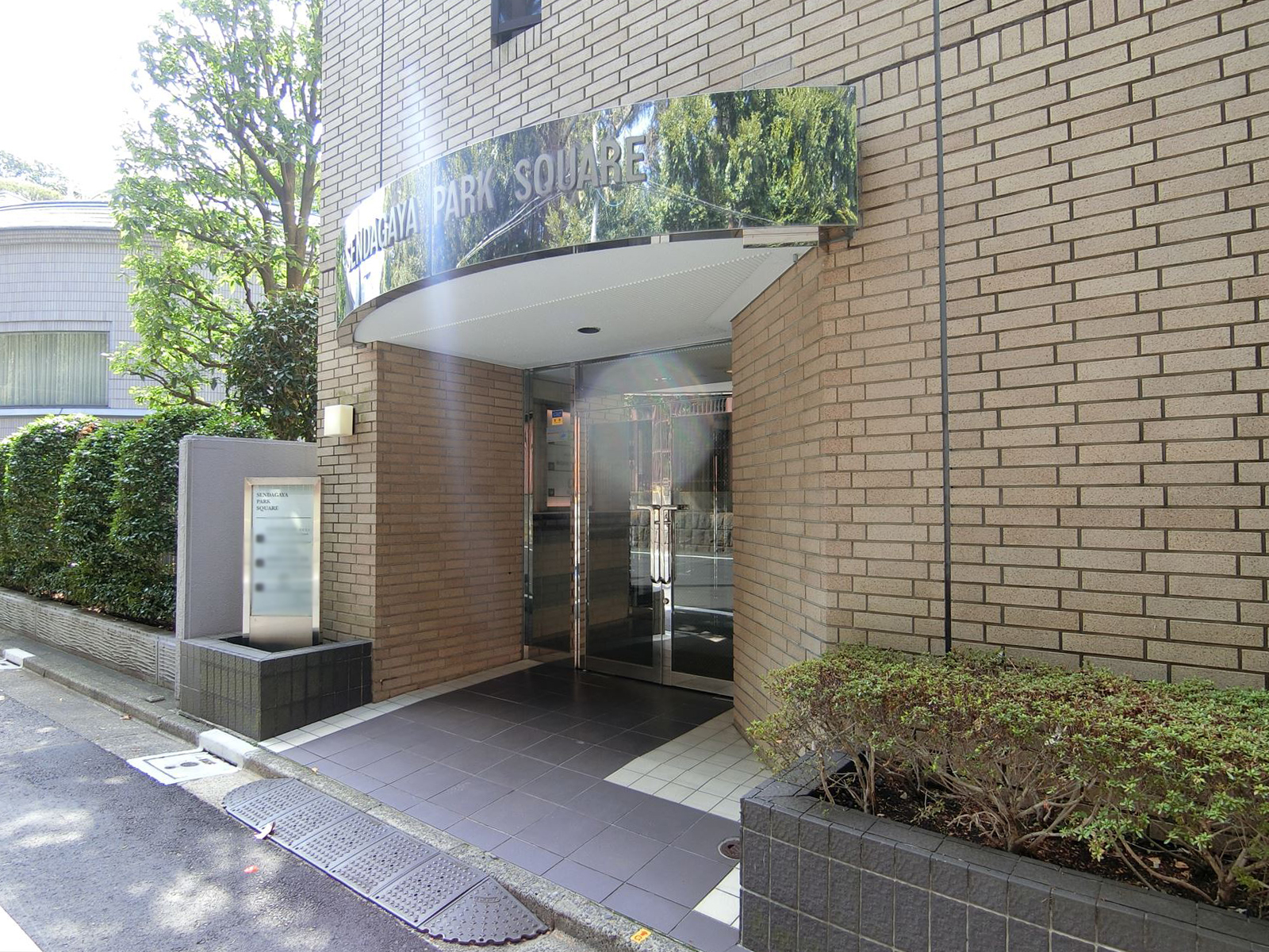 オフィスビル出入り口