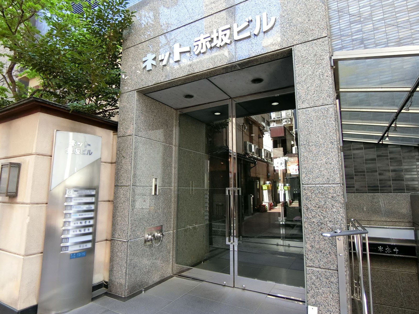 オフィスビル出入口