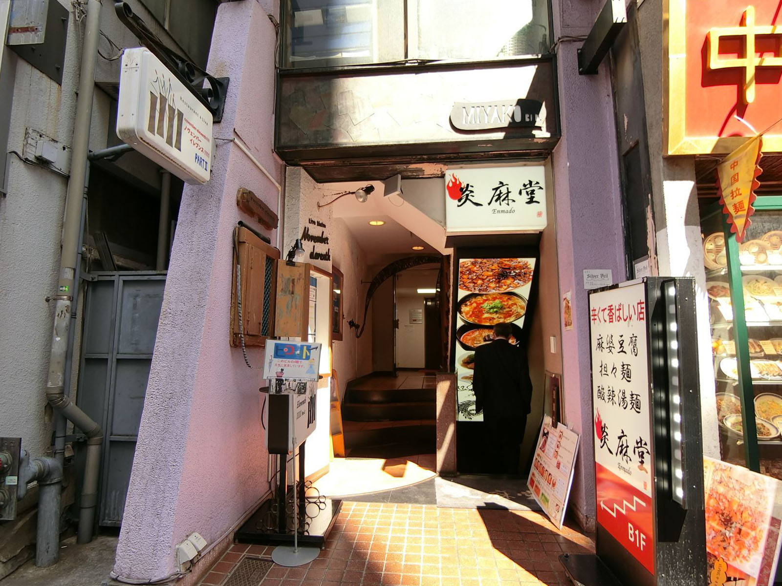 オフィスビル出入口