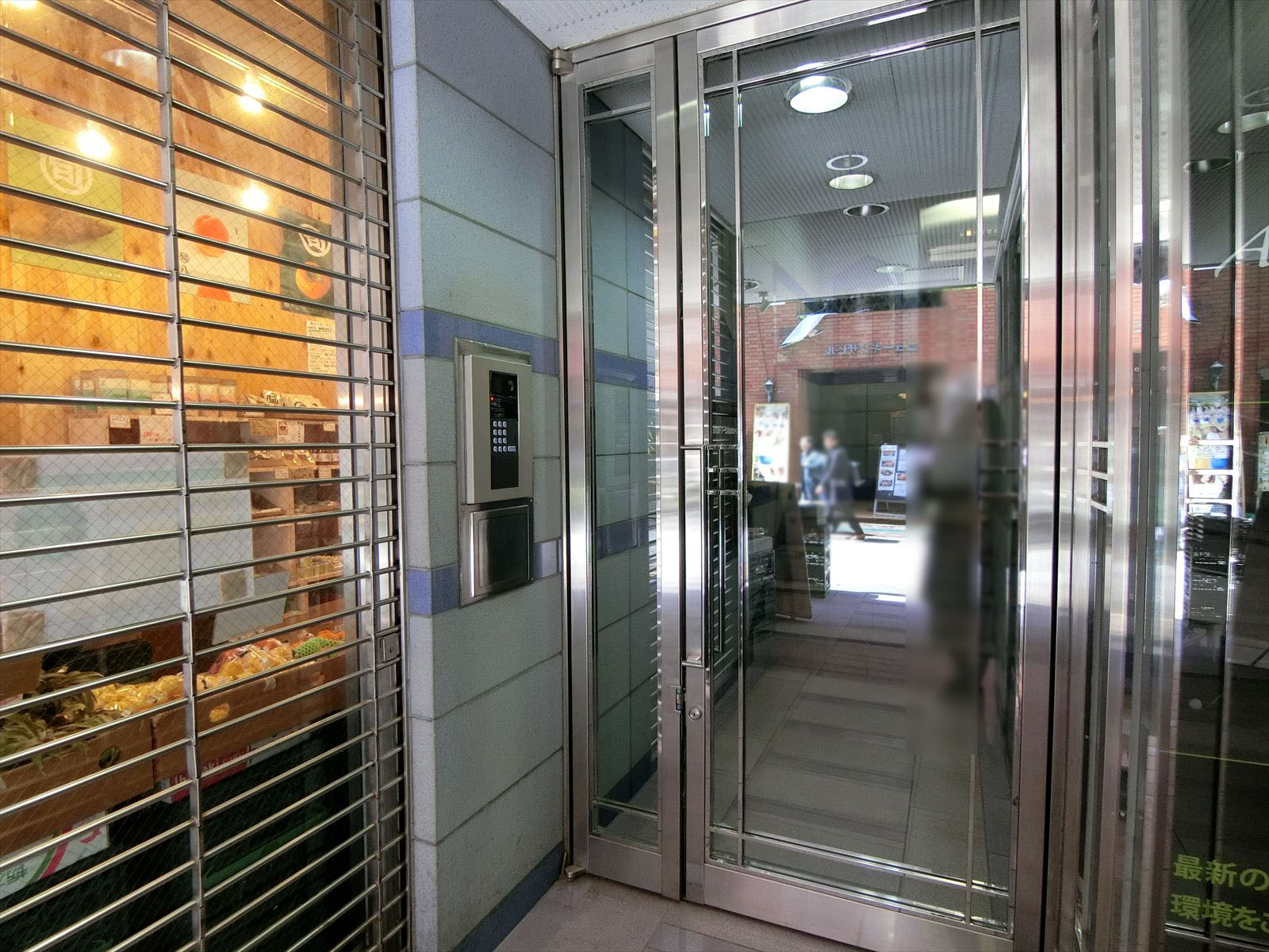 オフィスビル出入口