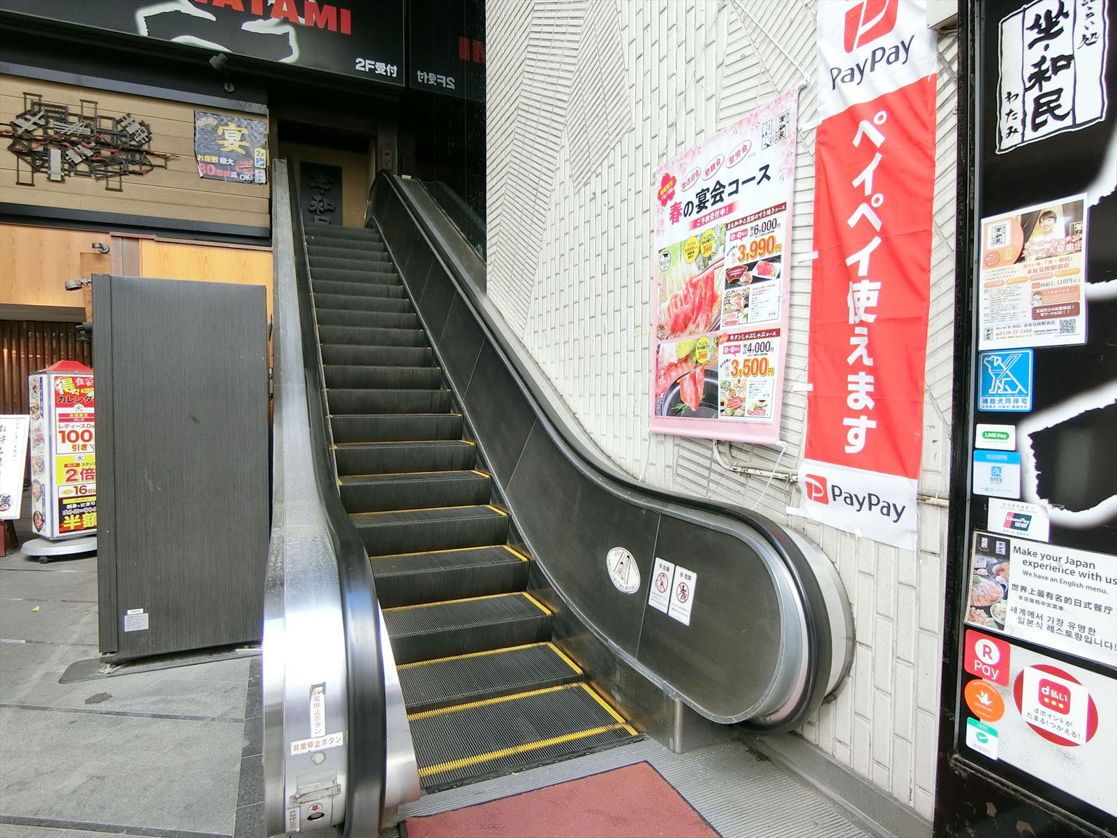 2階店舗へのエスカレーター