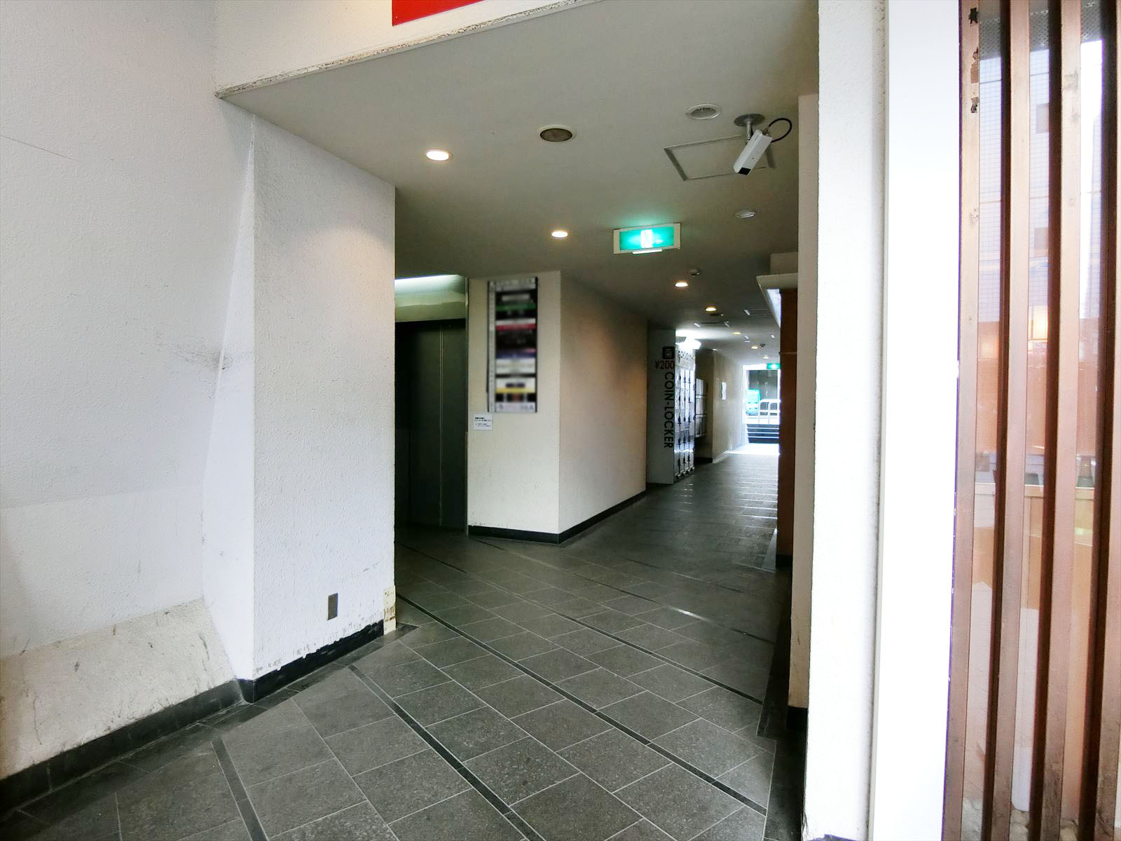 オフィスビル出入口