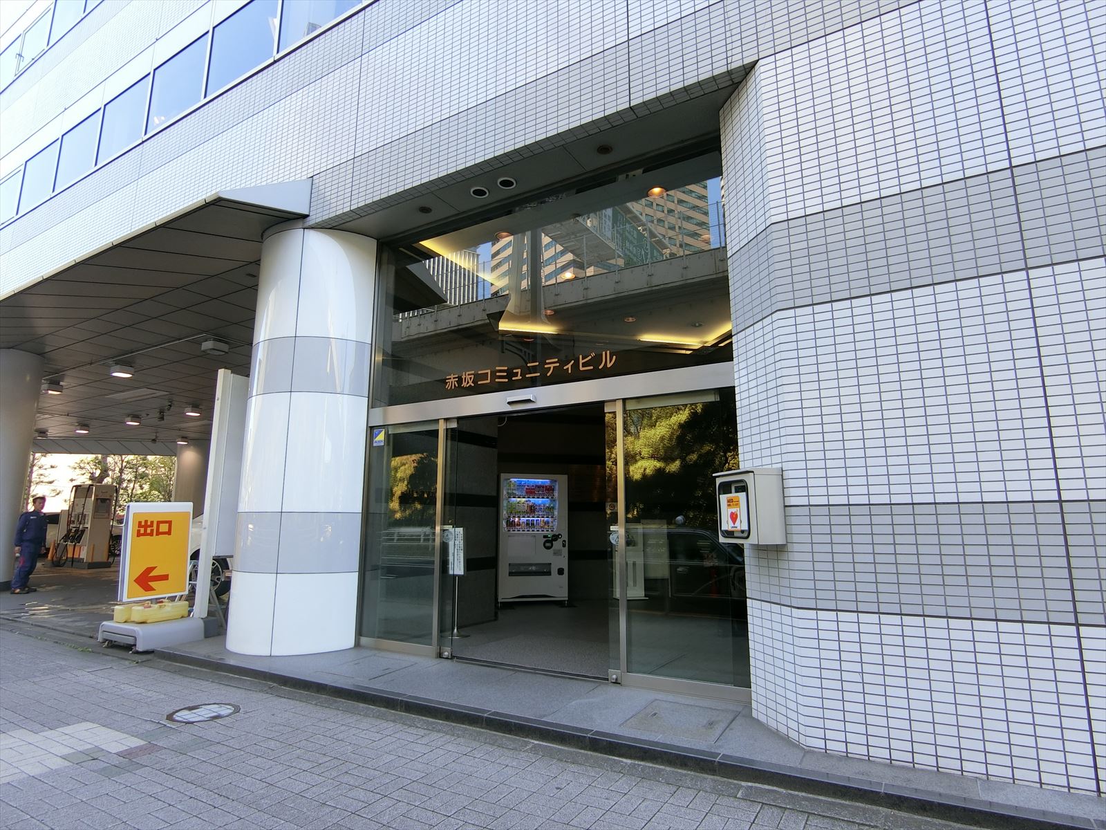 オフィスビル出入口
