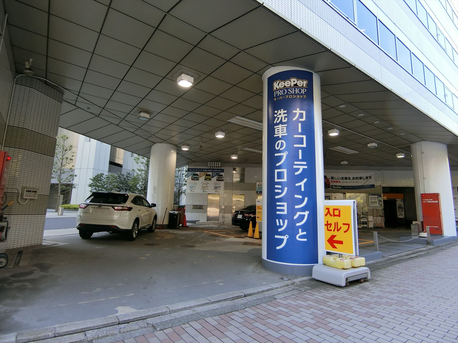 1階はガソリンスタンド