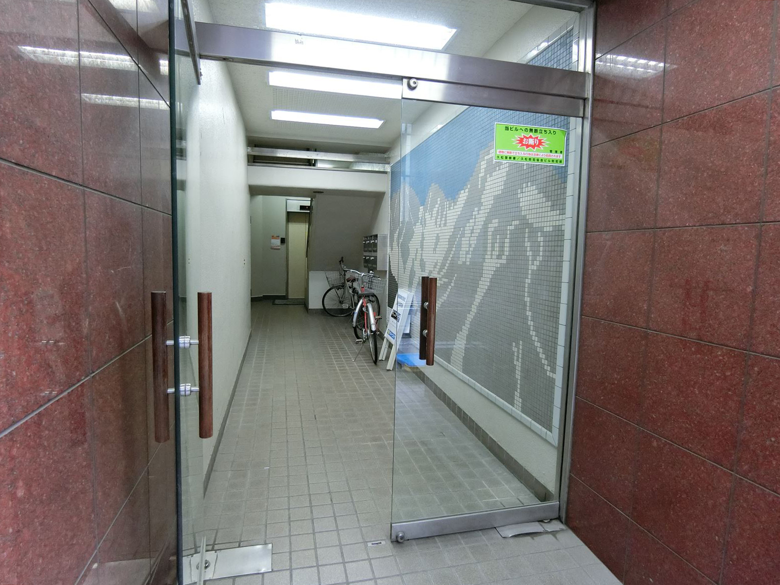 オフィスビル入り口