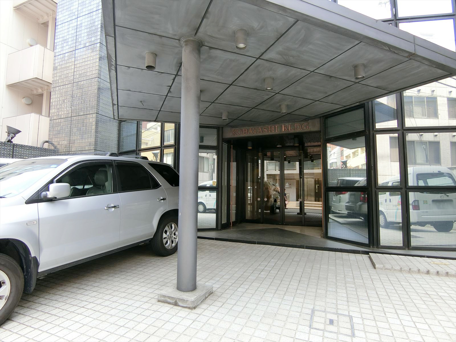 オフィスビル出入口