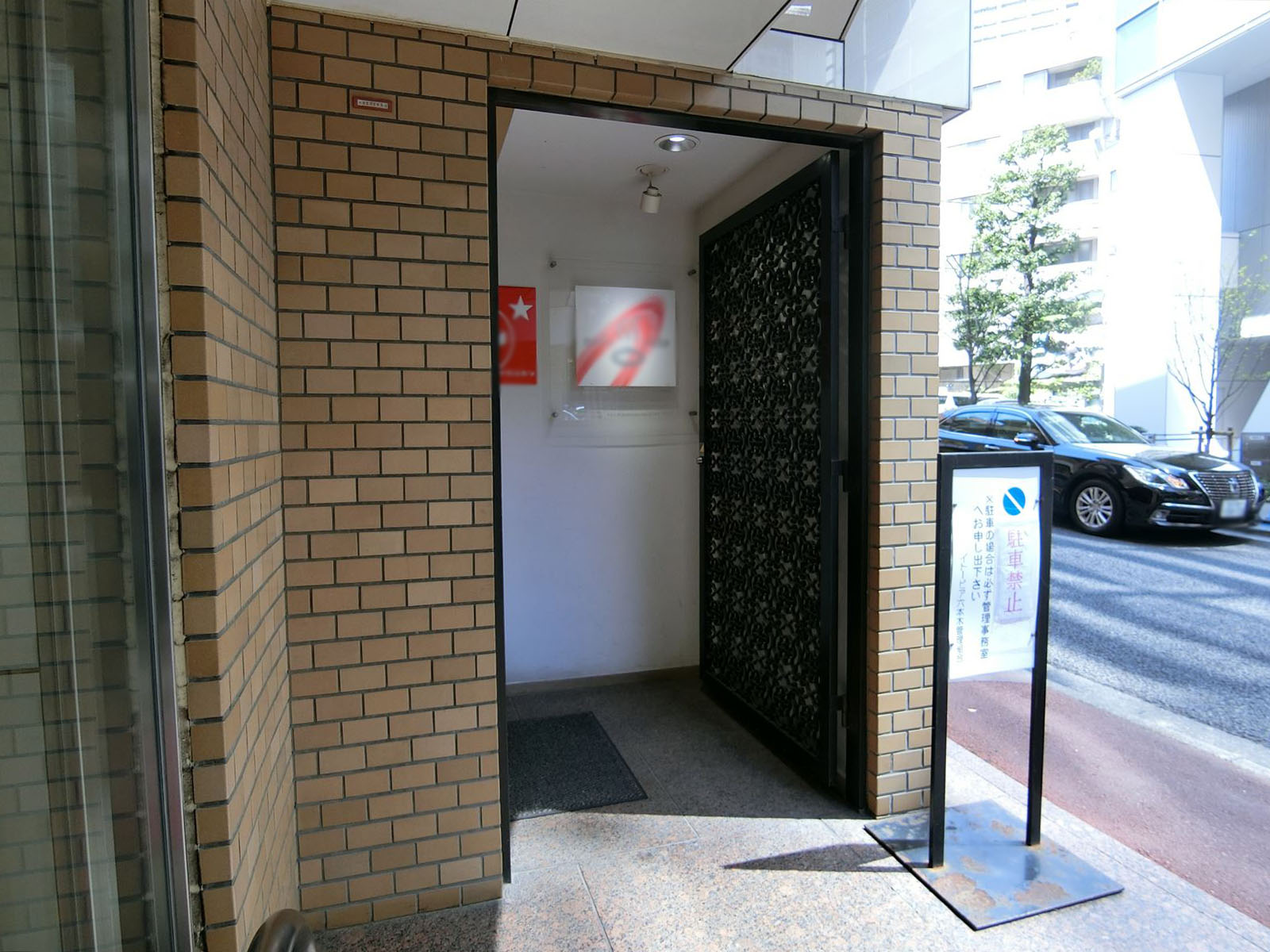 2階専用オフィスビル出入り口