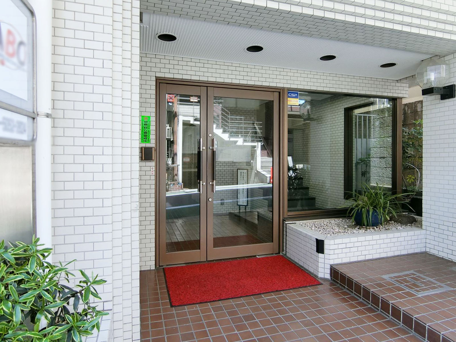 オフィスビル出入り口