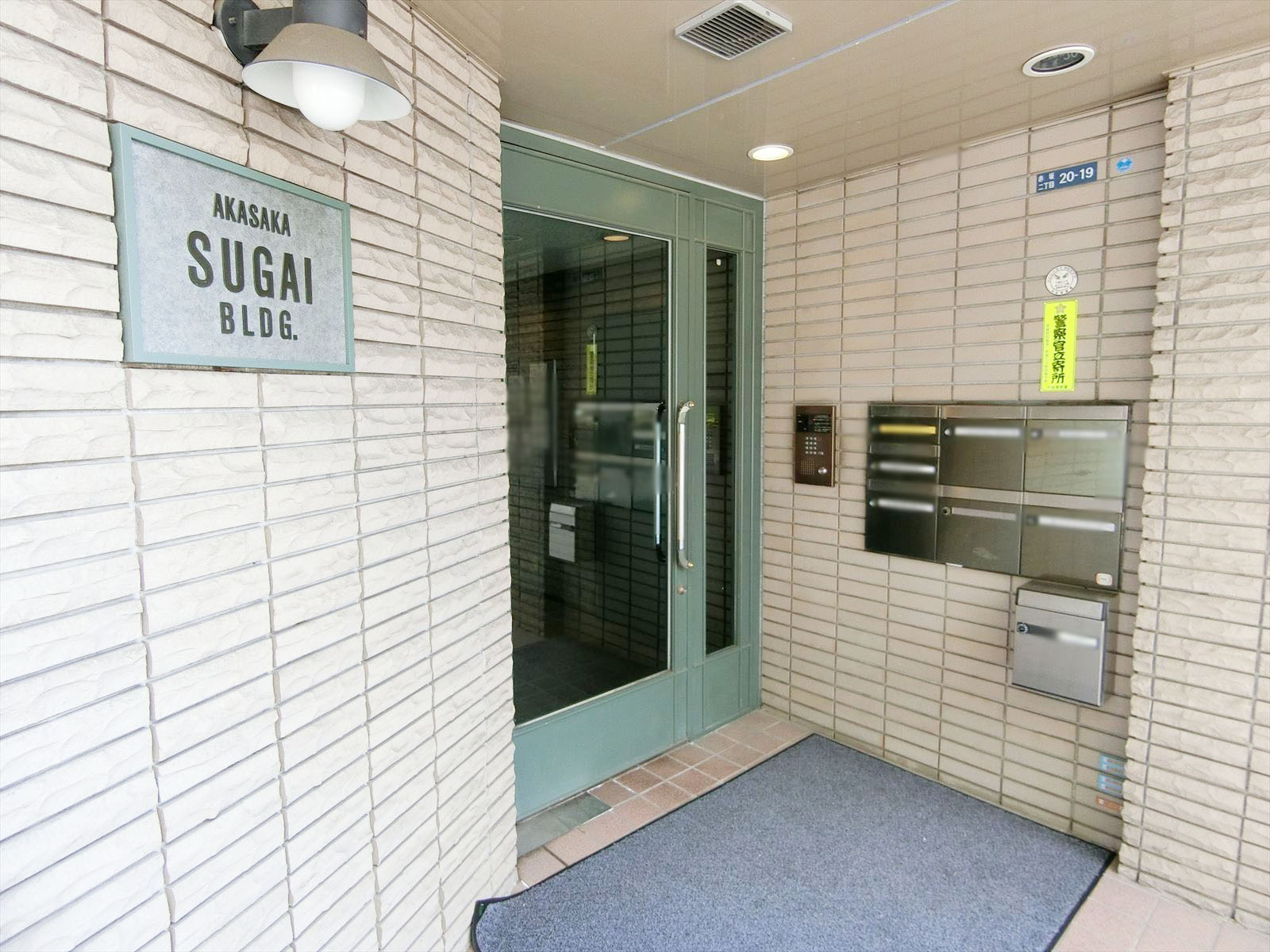 オフィスビル出入り口