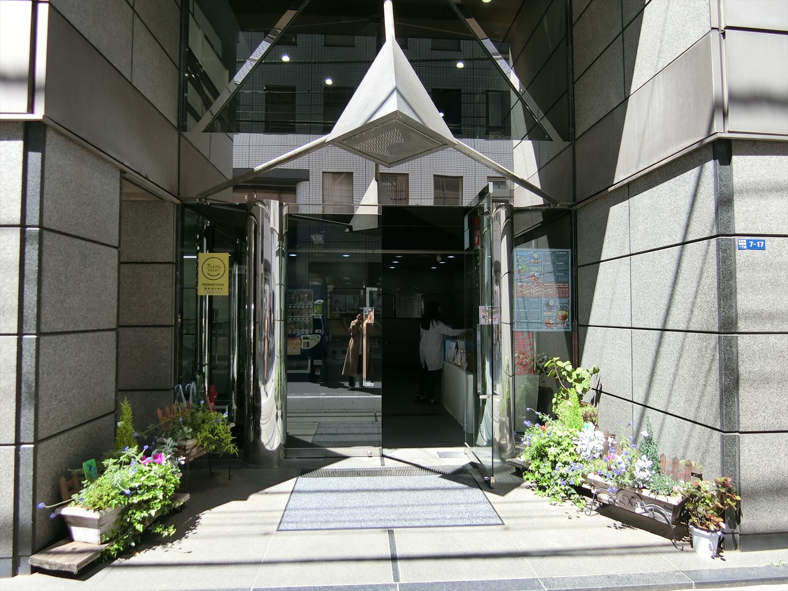 オフィスビル出入口