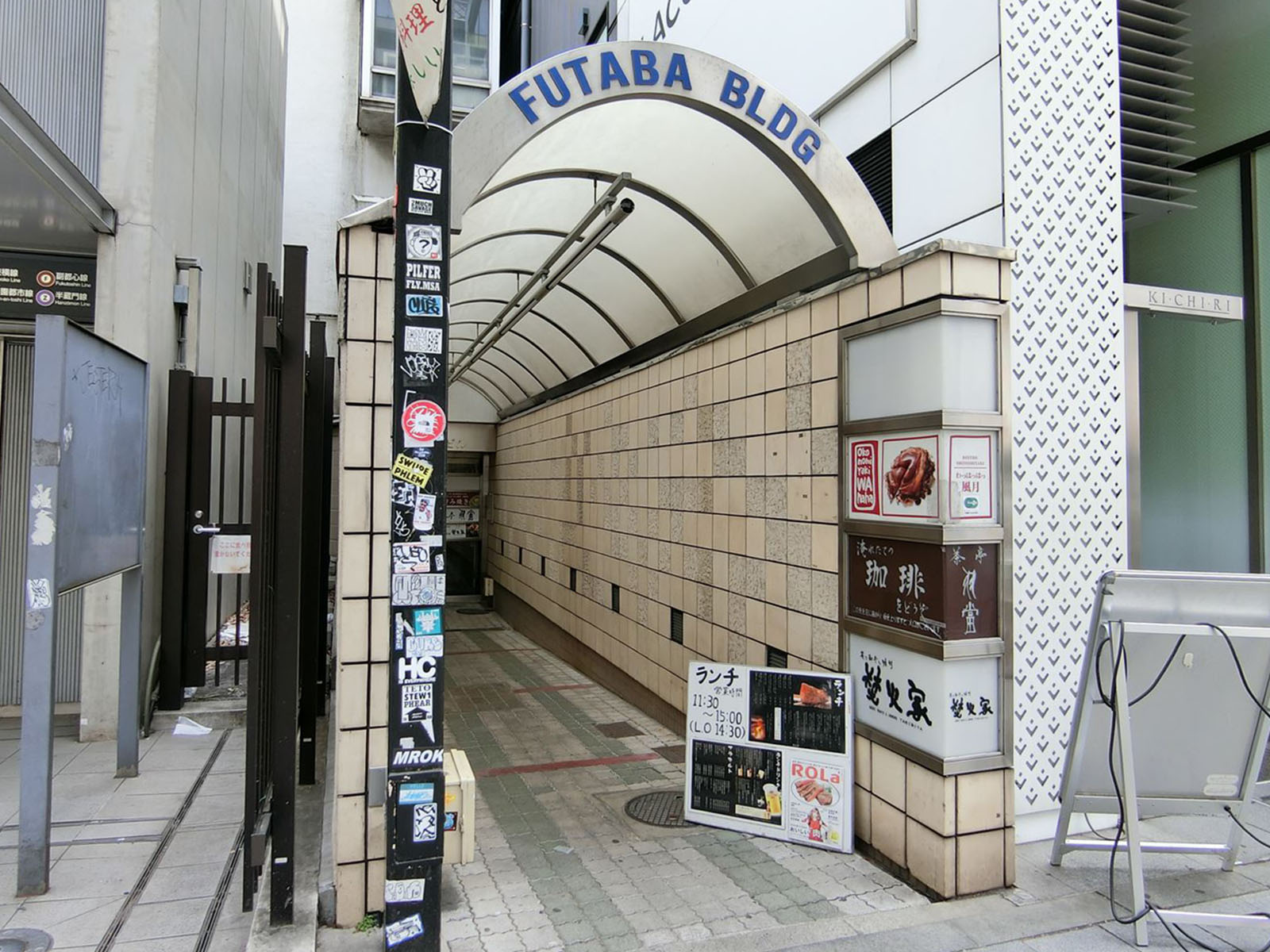 オフィスビル出入り口