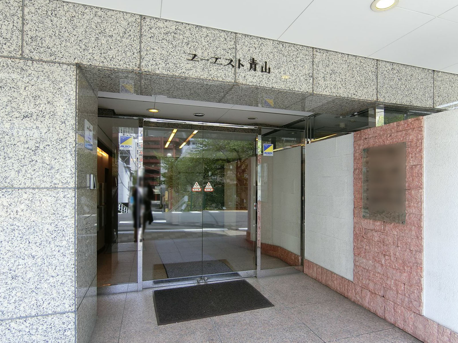 オフィスビル出入り口