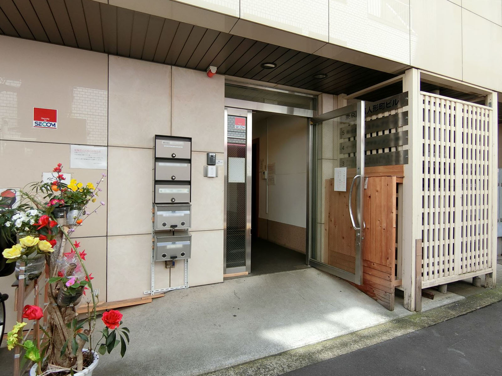 裏にある出入口