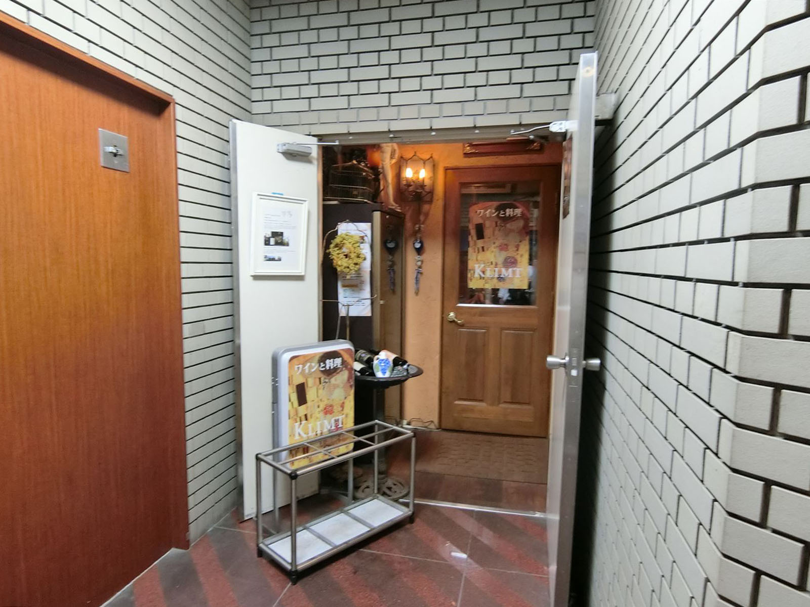 オフィスビル入り口