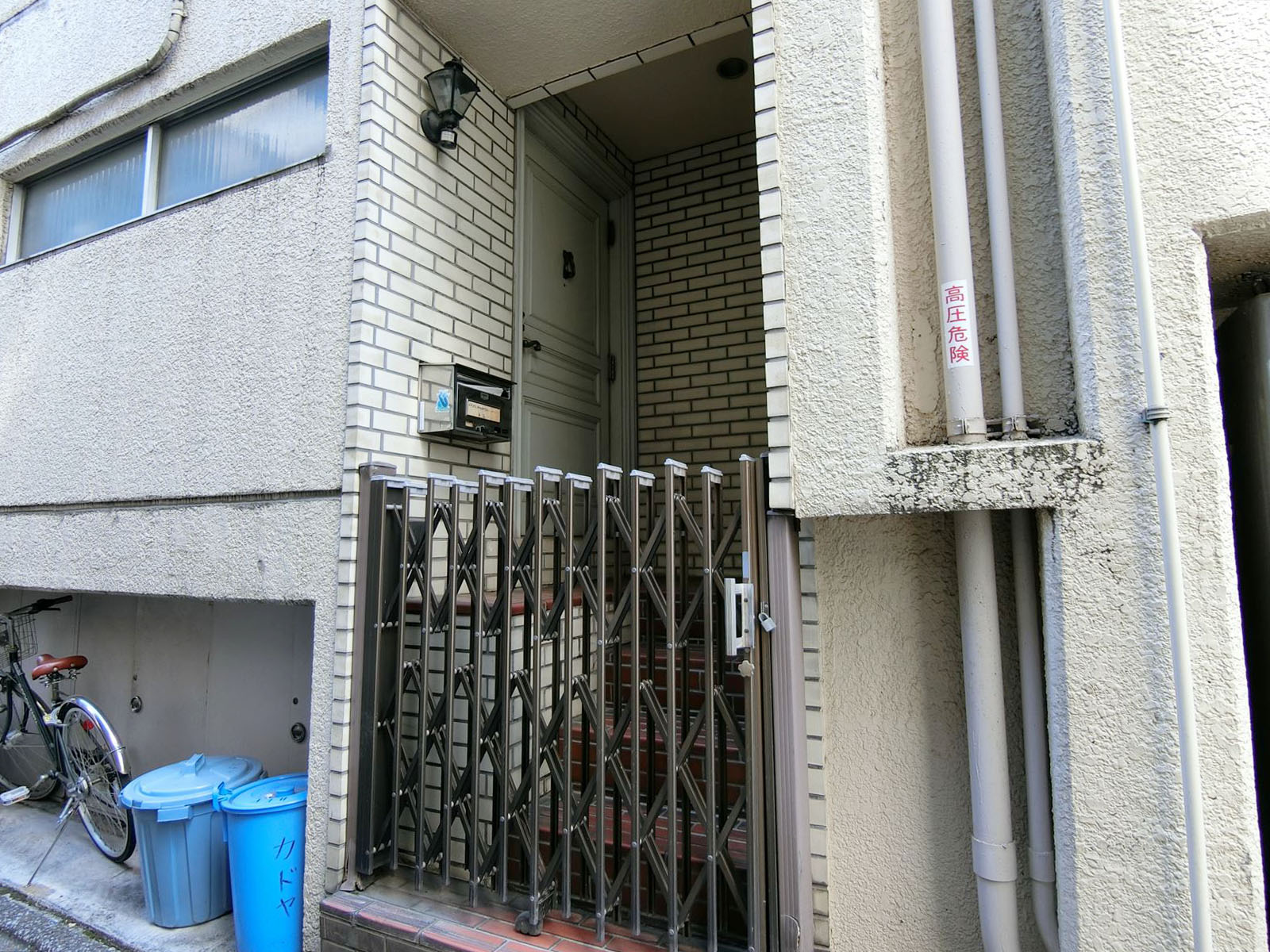 オフィスビル入り口