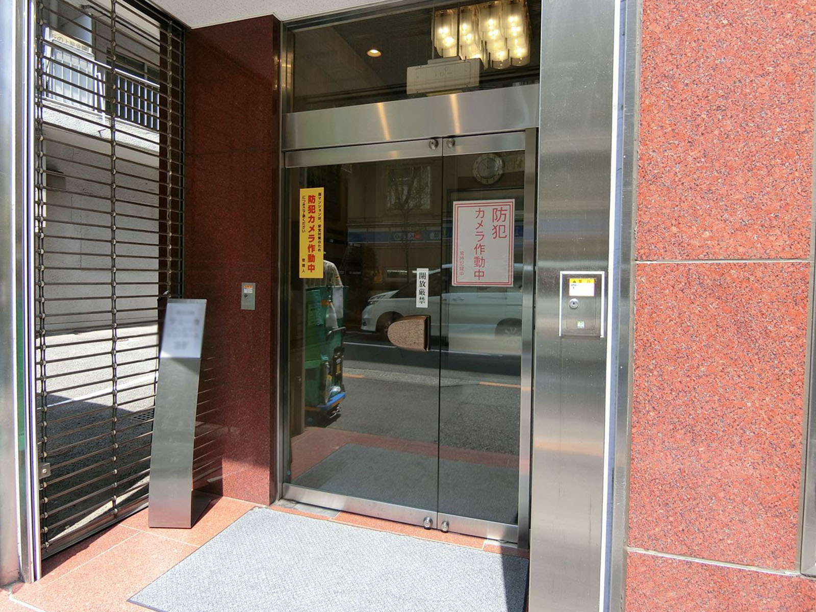 オフィスビル出入り口