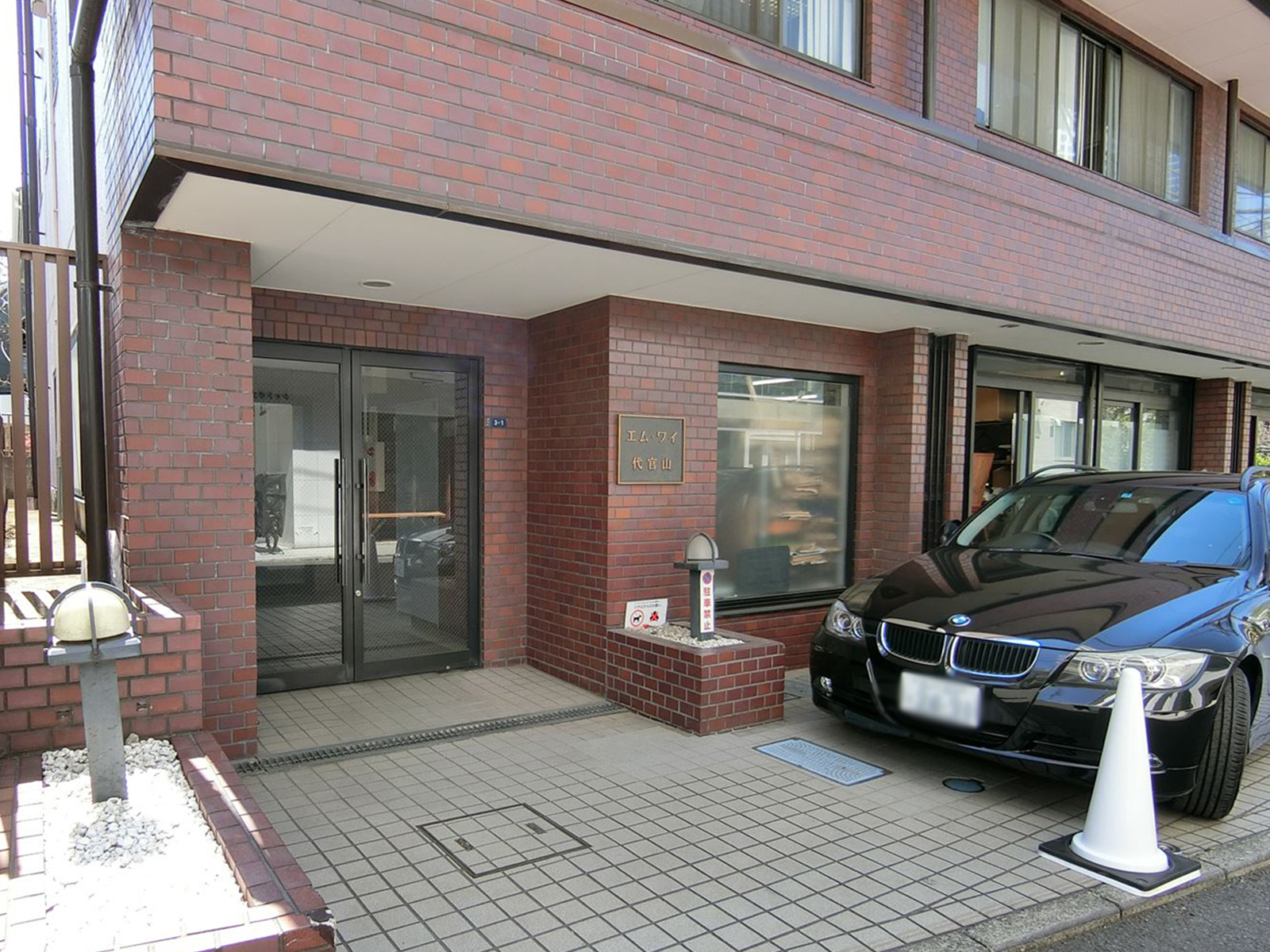オフィスビル出入口