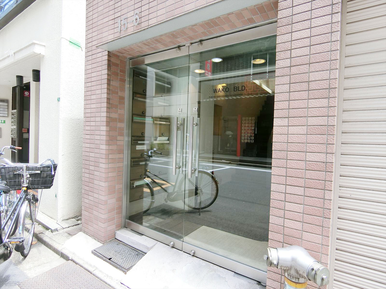 オフィスビル出入口