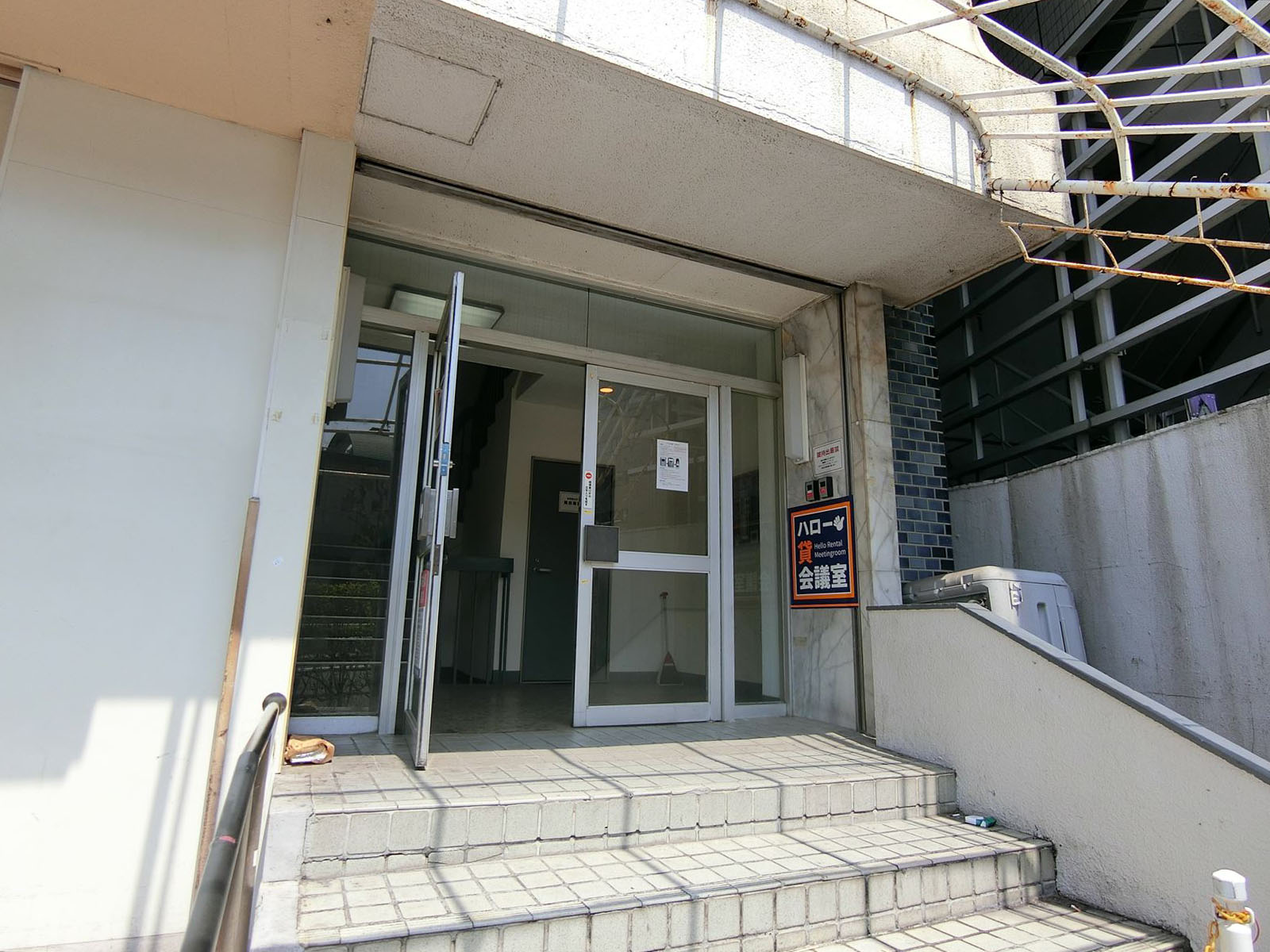 オフィスビル出入口