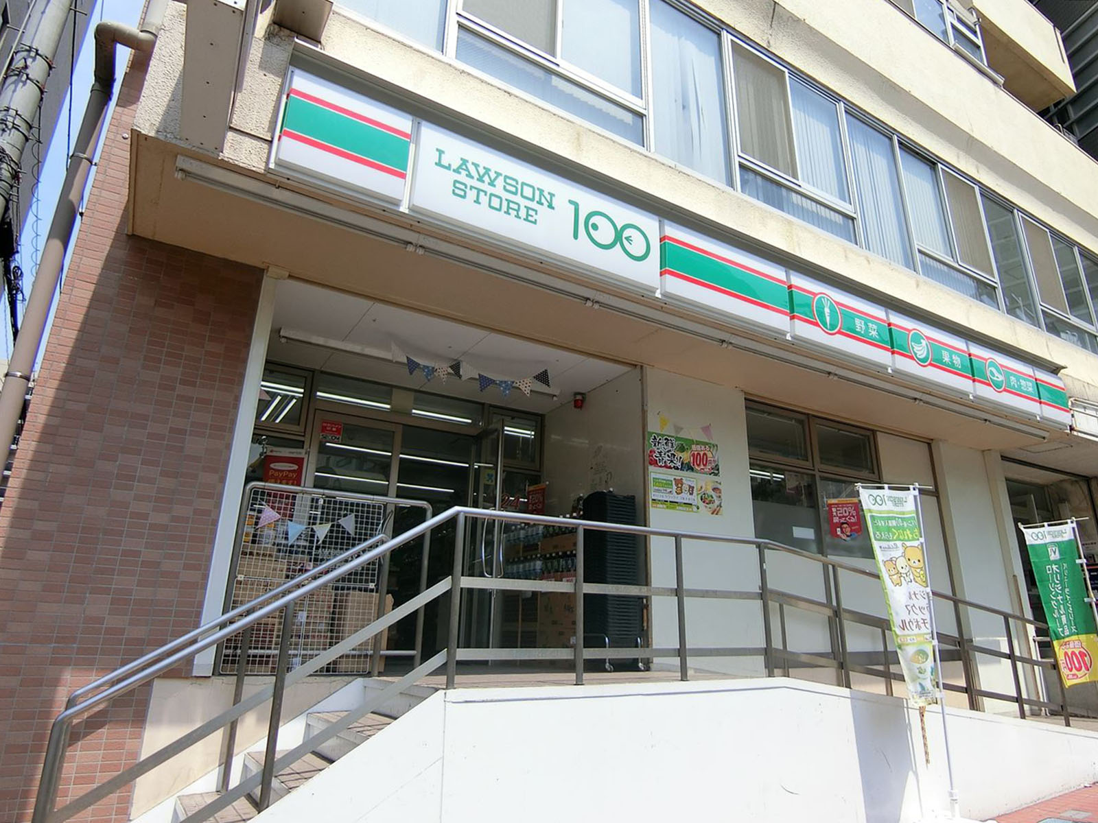 1階のローソンストア100