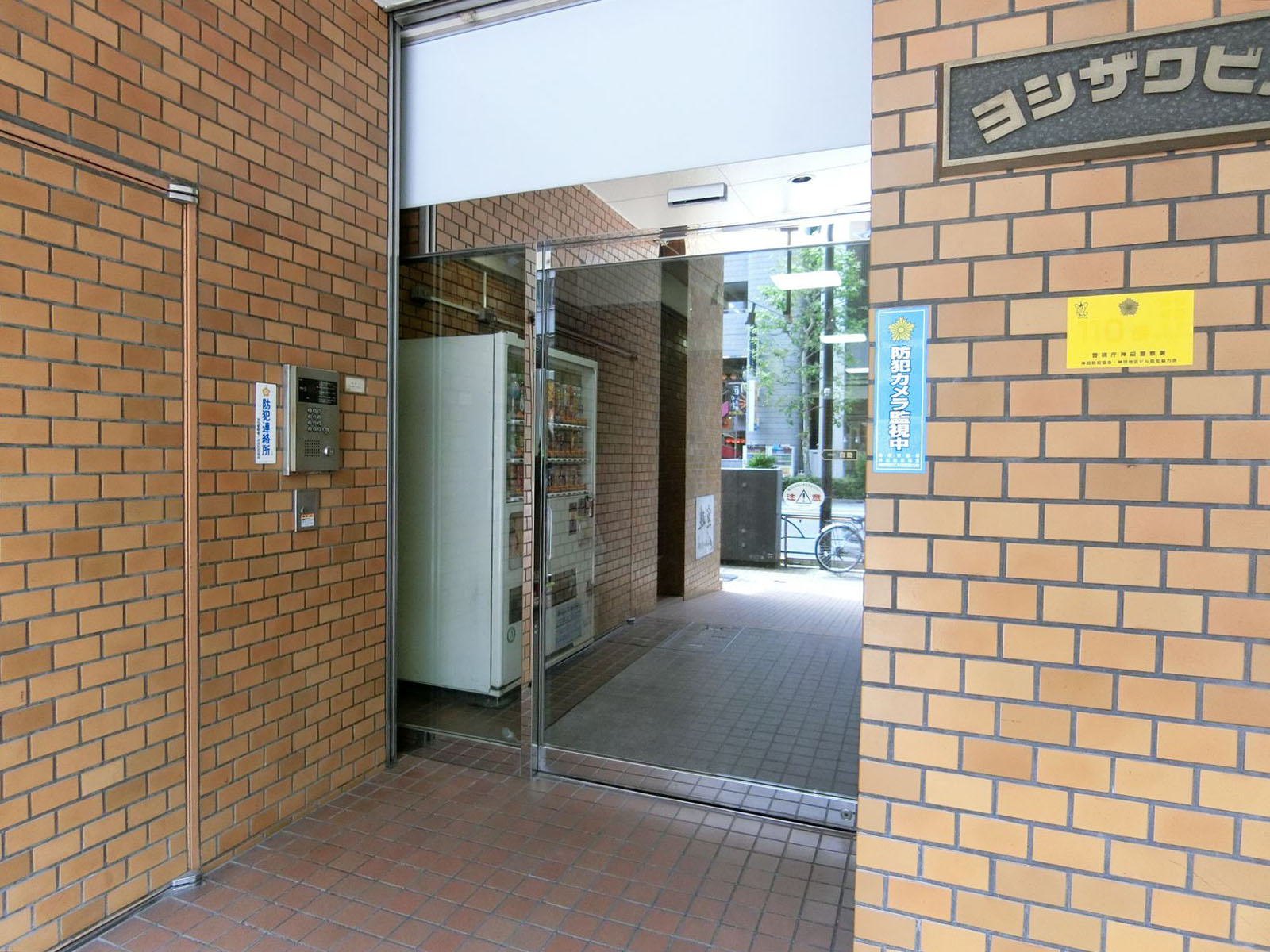オフィスビル出入口