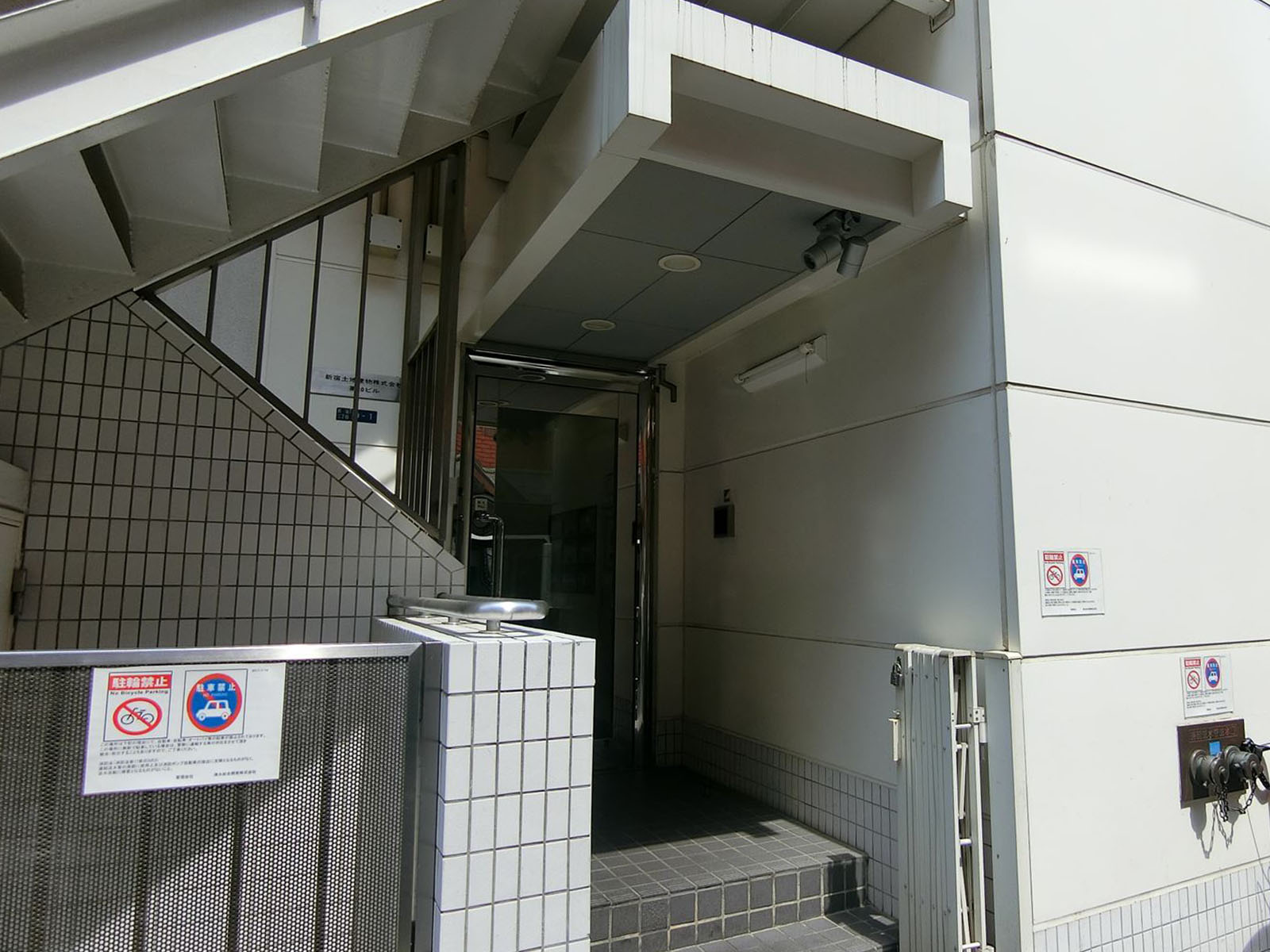 オフィスビル出入口
